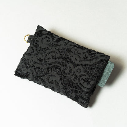 Fleur de Nuit Tissue Case（フルール・ド・ニュイ ティッシュケース）｜黒ジャガード生地とレースを重ねたViiveliaのポケットティッシュケース。Dカン付きでストラップやキーホルダー装着可能。