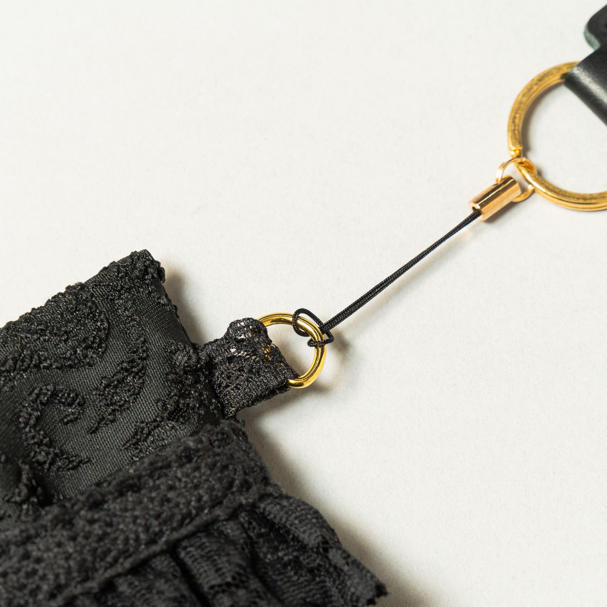 Fleur de Nuit Tissue Case（フルール・ド・ニュイ ティッシュケース）｜黒ジャガード生地とレースを重ねたViiveliaのポケットティッシュケース。Dカン付きでストラップやキーホルダー装着可能。