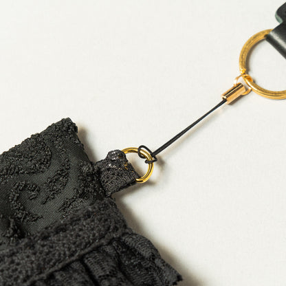 Fleur de Nuit Tissue Case（フルール・ド・ニュイ ティッシュケース）｜黒ジャガード生地とレースを重ねたViiveliaのポケットティッシュケース。Dカン付きでストラップやキーホルダー装着可能。