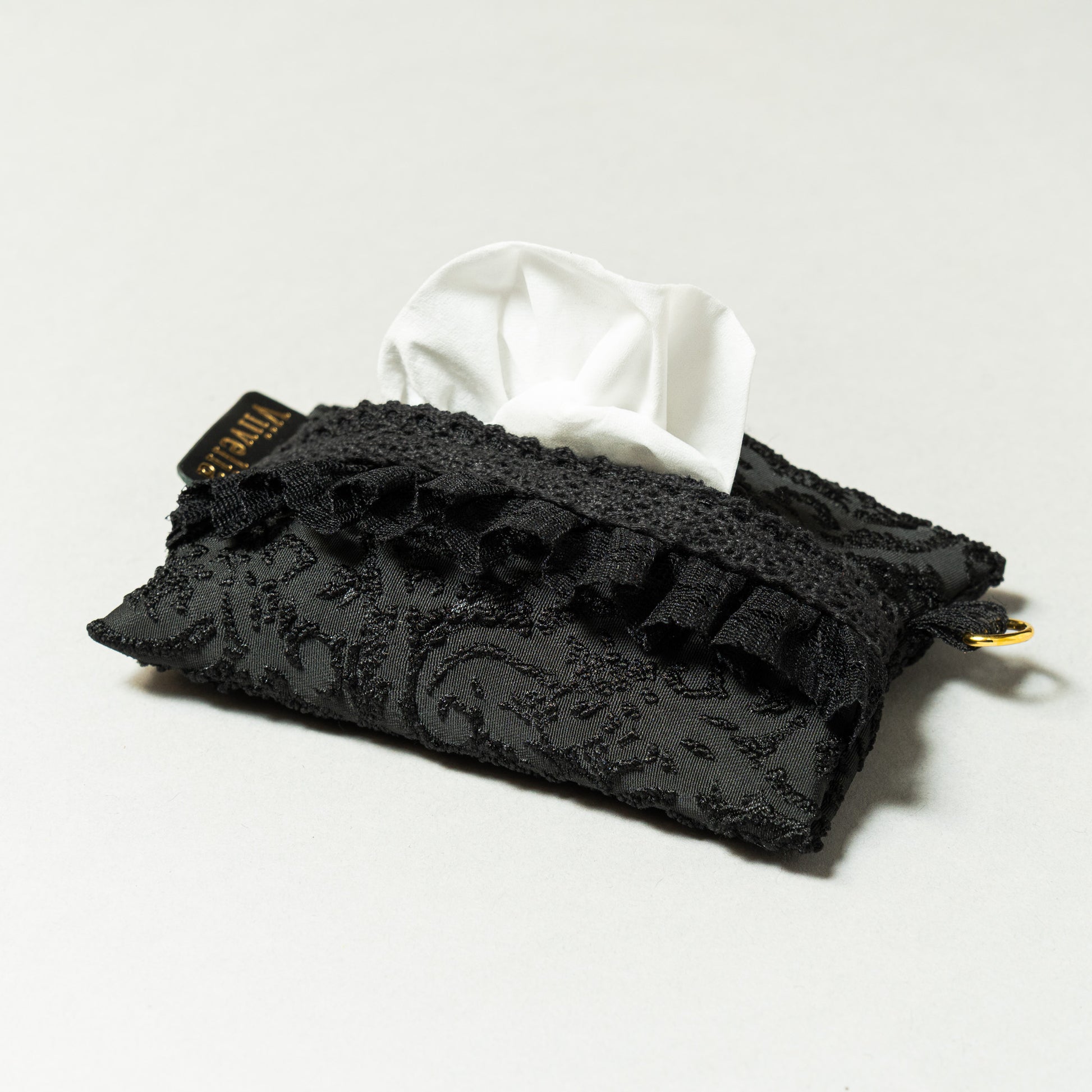 Fleur de Nuit Tissue Case（フルール・ド・ニュイ ティッシュケース）｜黒ジャガード生地とレースを重ねたViiveliaのポケットティッシュケース。Dカン付きでストラップやキーホルダー装着可能。