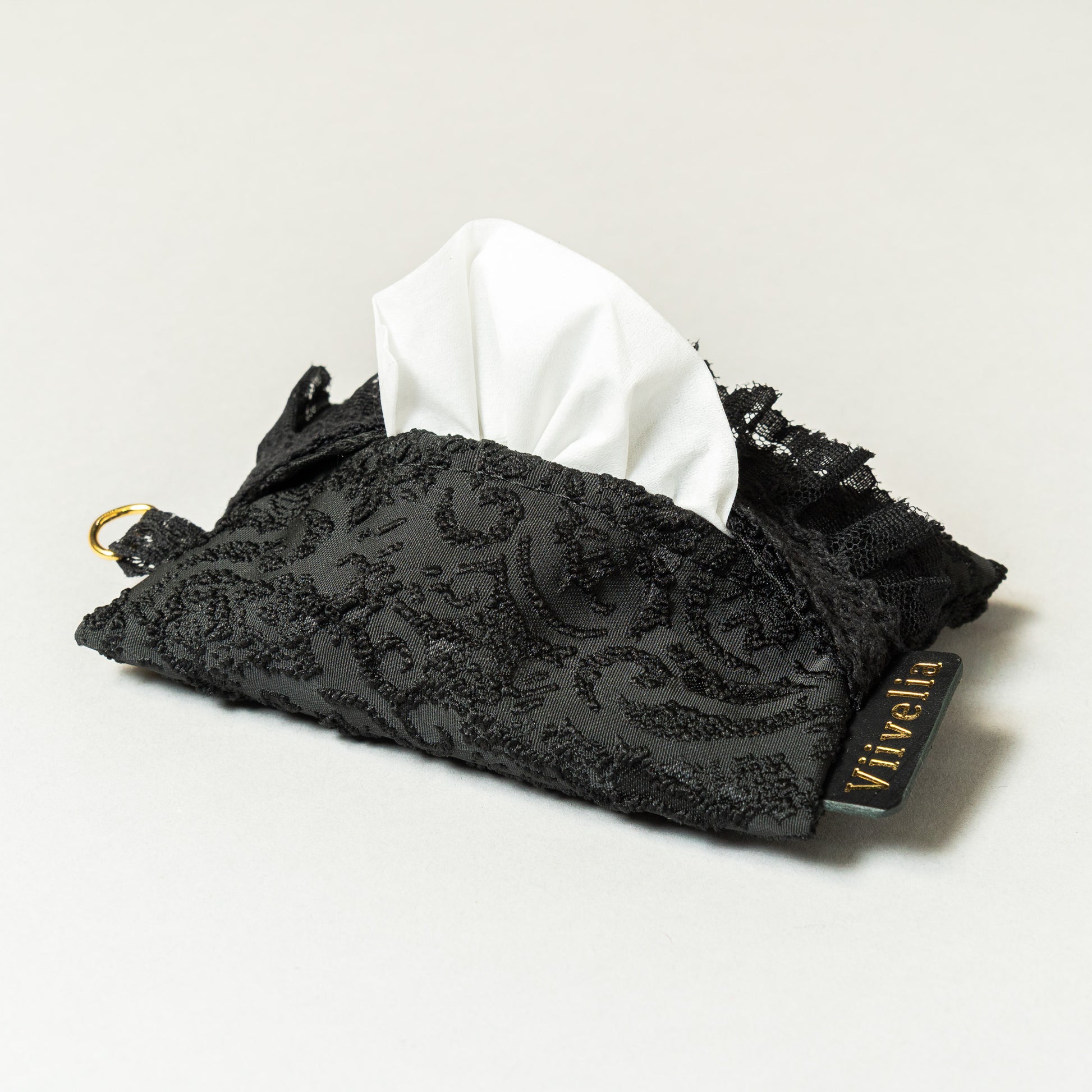 Fleur de Nuit Tissue Case（フルール・ド・ニュイ ティッシュケース）｜黒ジャガード生地とレースを重ねたViiveliaのポケットティッシュケース。Dカン付きでストラップやキーホルダー装着可能。