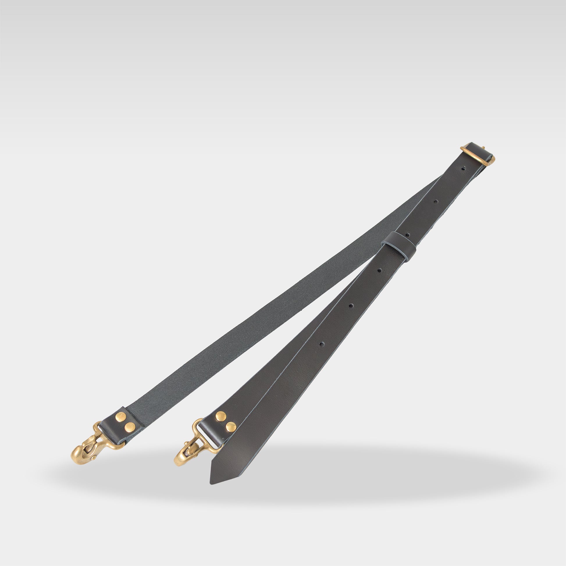 Roavan（ローバン） Gossipy Bunny（ゴシッピーバニー） HEX CODE（ヘックスコード） 専用ショルダーストラップ（G-Bs）。リュックタイプをショルダー仕様に変形できる本革ベルト。国産ベジタブルタンニンレザーと真鍮金具を使用し、使うほど艶が増すエイジングを楽しめる日本製オプションパーツ。