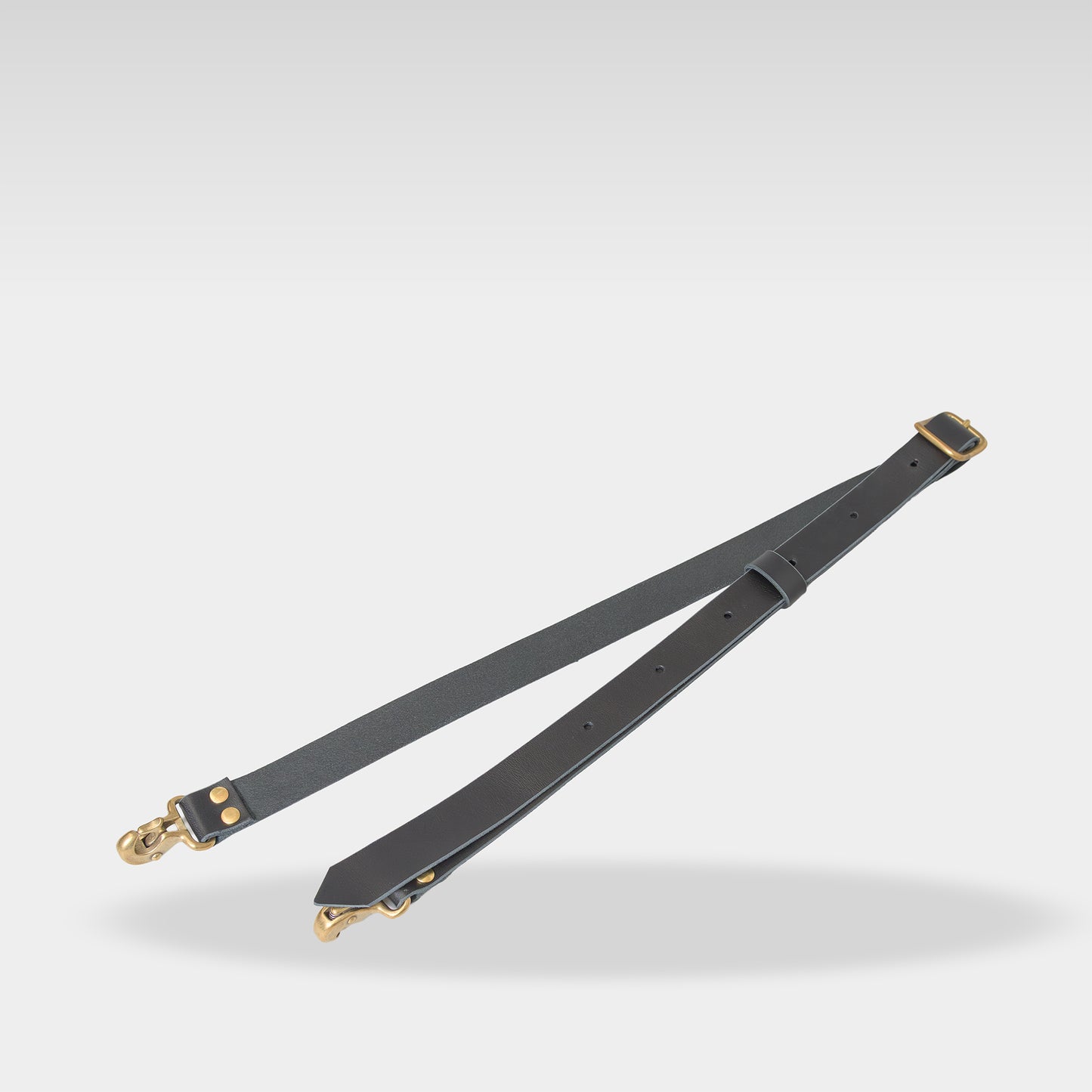 Roavan（ローバン） Gossipy Bunny（ゴシッピーバニー） HEX CODE（ヘックスコード） 専用ショルダーストラップ（G-Bs）。リュックタイプをショルダー仕様に変形できる本革ベルト。国産ベジタブルタンニンレザーと真鍮金具を使用し、使うほど艶が増すエイジングを楽しめる日本製オプションパーツ。