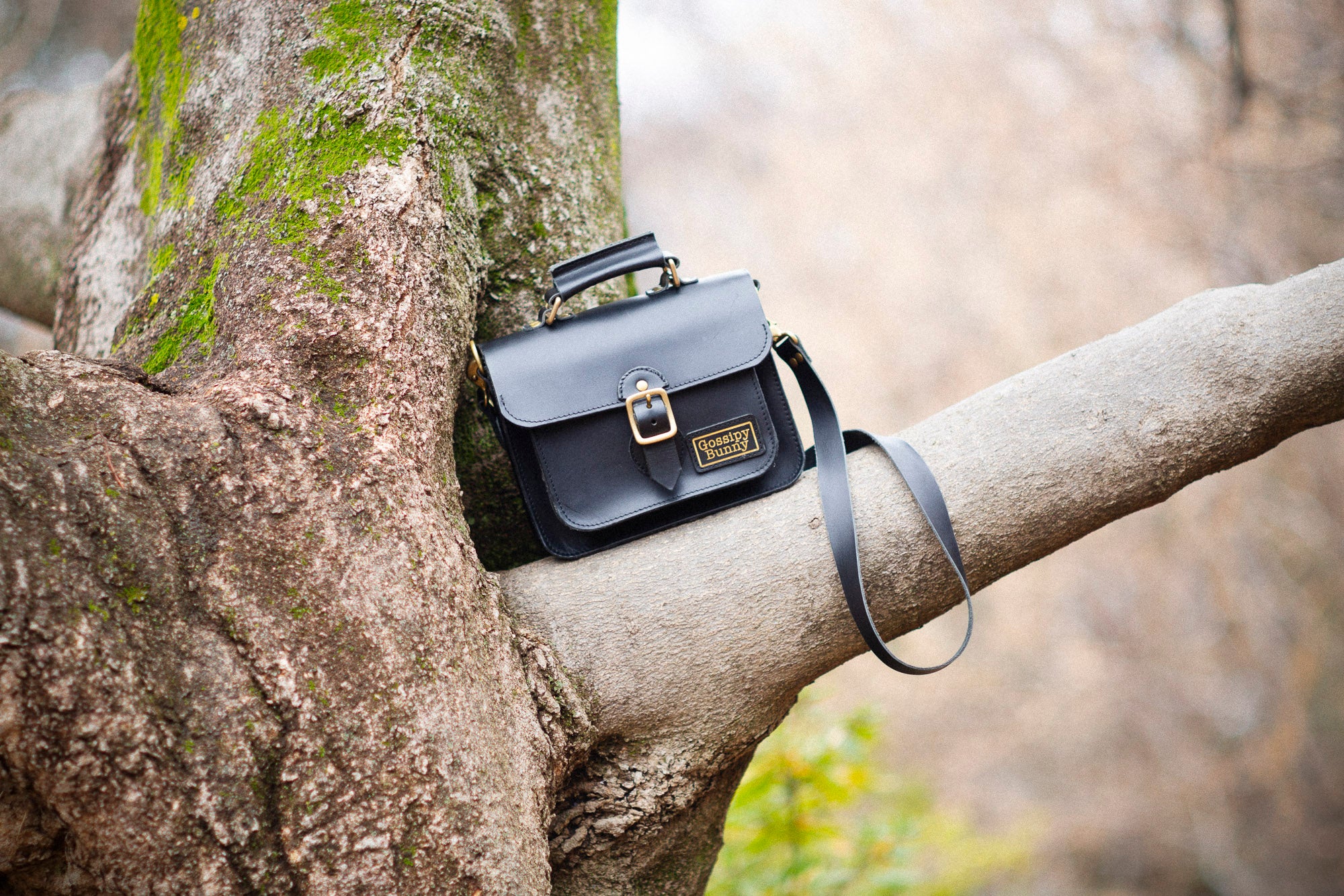 Roavan（ローバン）／RASWING（ラスウィング）／Gossipy Bunny（ゴシッピーバニー）のレザーバッグをモデルが実際に使用しているイメージ写真。日常の動きの中で、日本製ブランドの上質さと使う姿の美しさを表現したギャラリーカット。