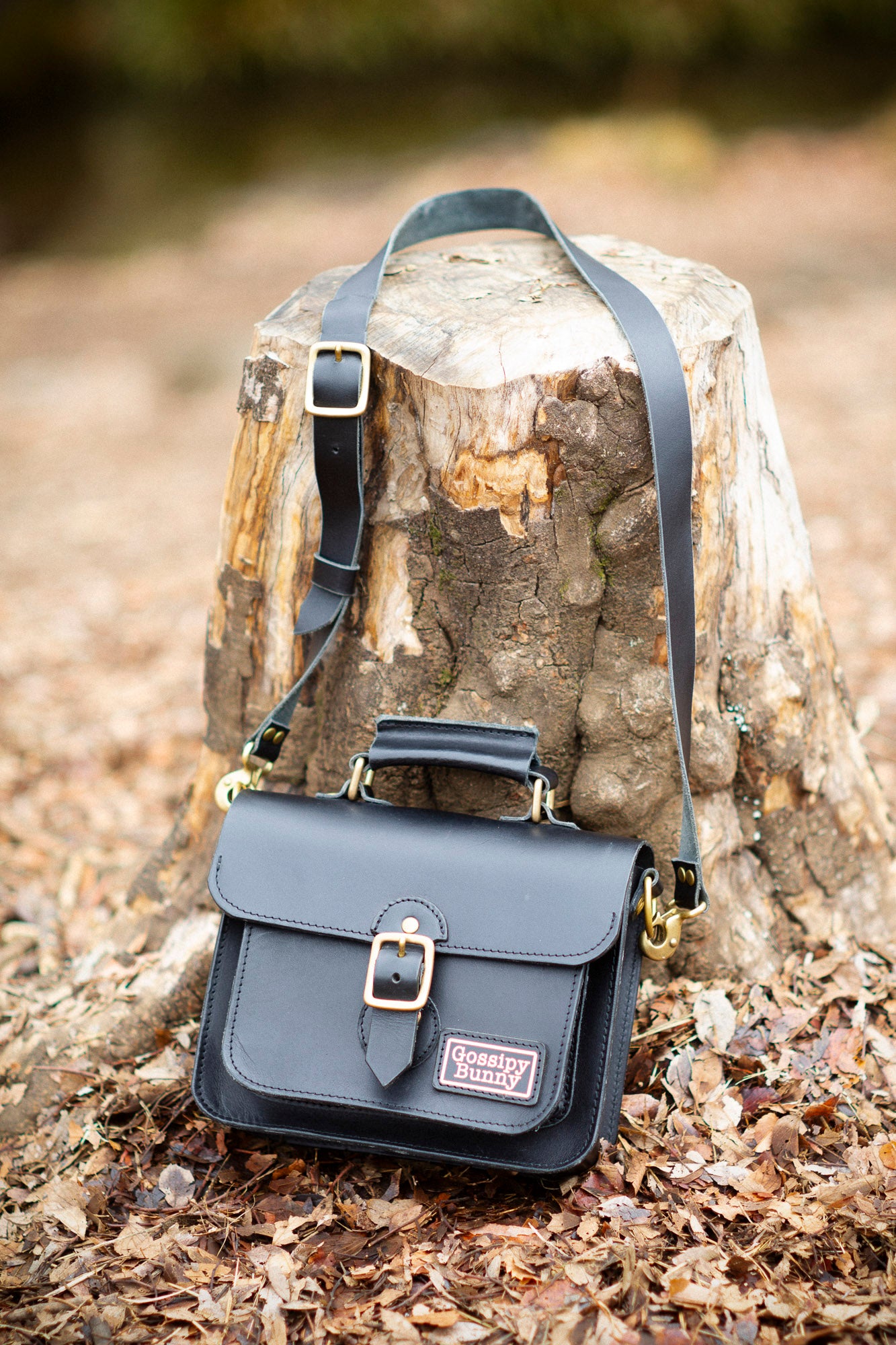 Roavan（ローバン）／RASWING（ラスウィング）／Gossipy Bunny（ゴシッピーバニー）のレザーバッグをモデルが実際に使用しているイメージ写真。日常の動きの中で、日本製ブランドの上質さと使う姿の美しさを表現したギャラリーカット。