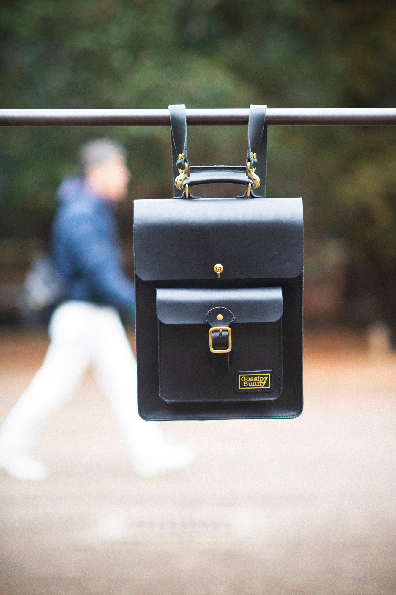 Roavan（ローバン）／RASWING（ラスウィング）／Gossipy Bunny（ゴシッピーバニー）のレザーバッグをモデルが実際に使用しているイメージ写真。日常の動きの中で、日本製ブランドの上質さと使う姿の美しさを表現したギャラリーカット。