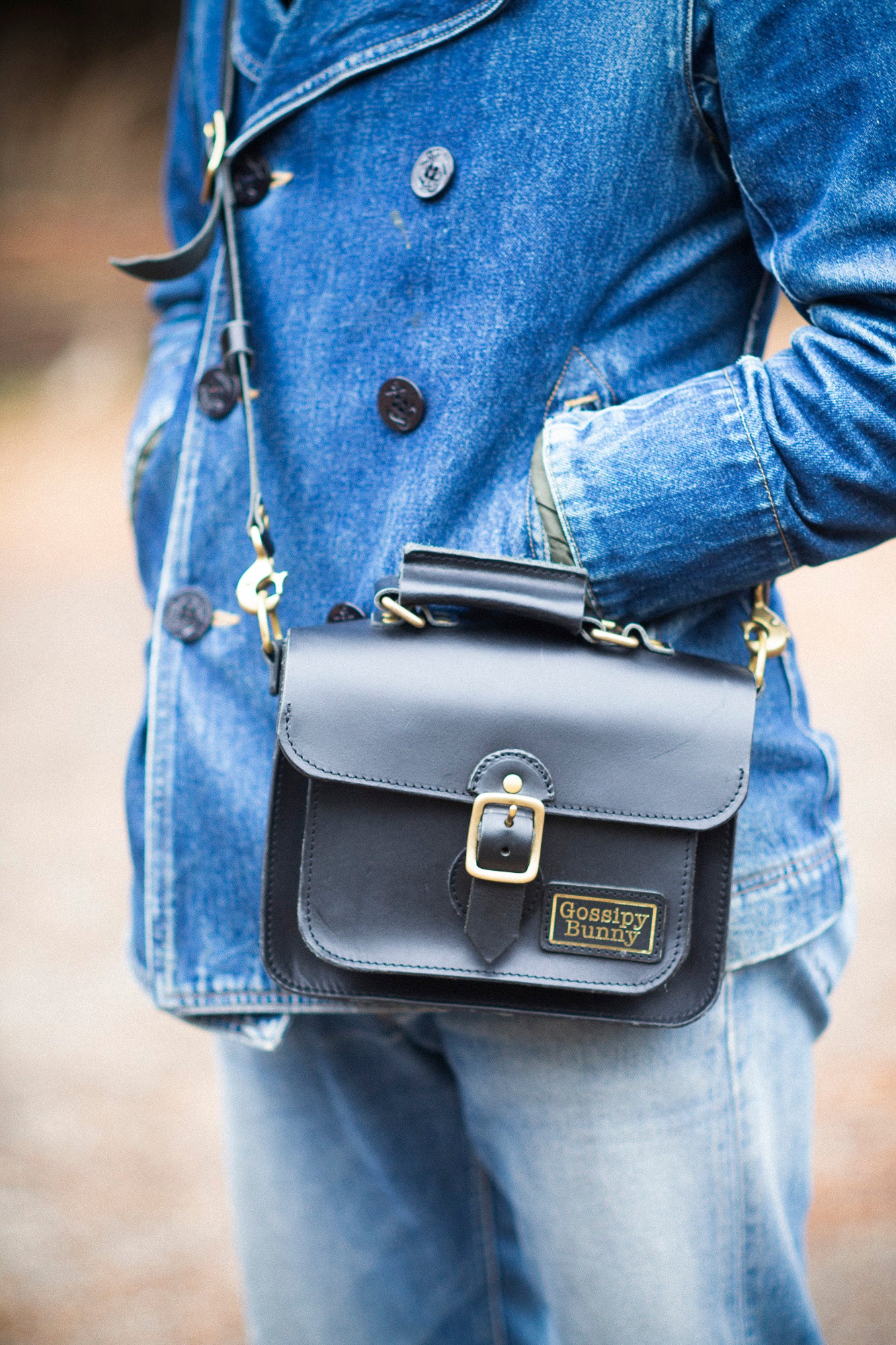 Roavan（ローバン）／RASWING（ラスウィング）／Gossipy Bunny（ゴシッピーバニー）のレザーバッグをモデルが実際に使用しているイメージ写真。日常の動きの中で、日本製ブランドの上質さと使う姿の美しさを表現したギャラリーカット。