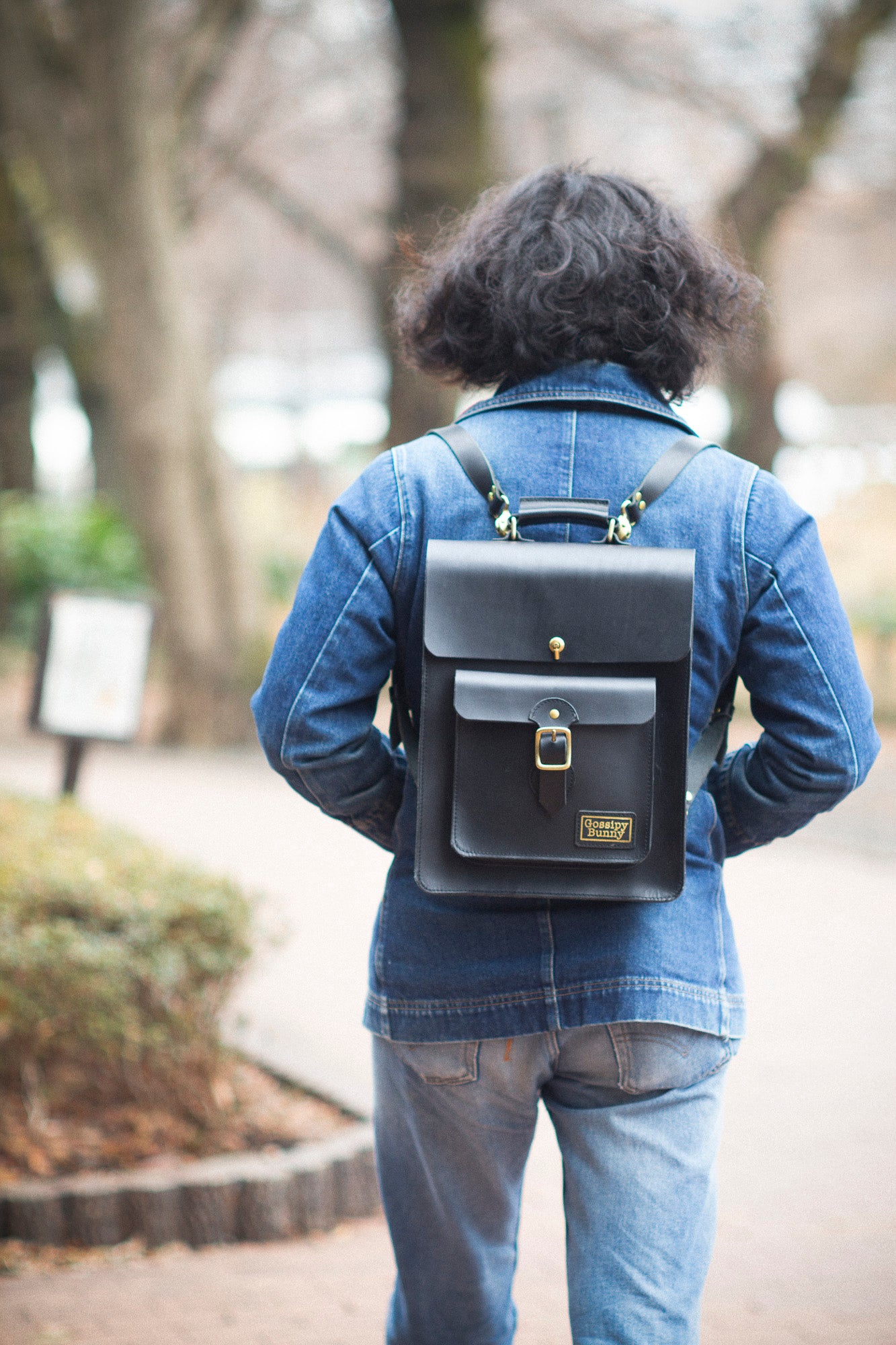 Roavan（ローバン）／RASWING（ラスウィング）／Gossipy Bunny（ゴシッピーバニー）のレザーバッグをモデルが実際に使用しているイメージ写真。日常の動きの中で、日本製ブランドの上質さと使う姿の美しさを表現したギャラリーカット。