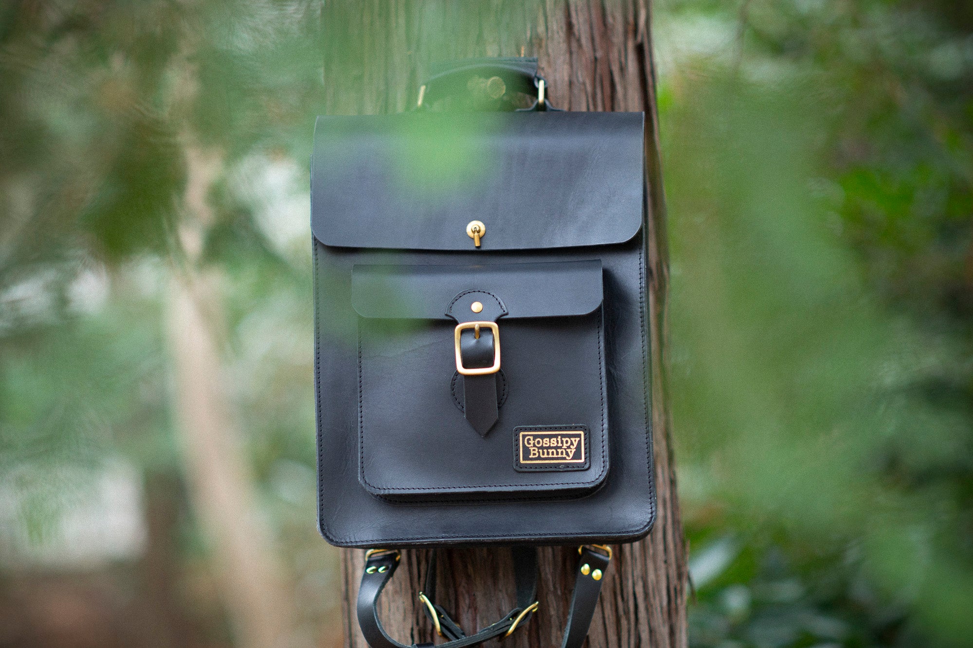 Roavan（ローバン）／RASWING（ラスウィング）／Gossipy Bunny（ゴシッピーバニー）のレザーバッグをモデルが実際に使用しているイメージ写真。日常の動きの中で、日本製ブランドの上質さと使う姿の美しさを表現したギャラリーカット。