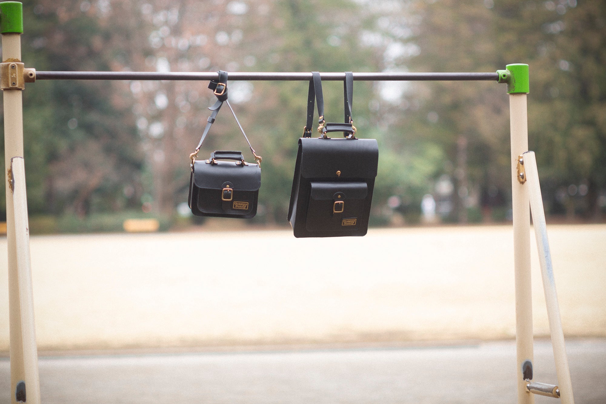 Roavan（ローバン）／RASWING（ラスウィング）／Gossipy Bunny（ゴシッピーバニー）のレザーバッグをモデルが実際に使用しているイメージ写真。日常の動きの中で、日本製ブランドの上質さと使う姿の美しさを表現したギャラリーカット。