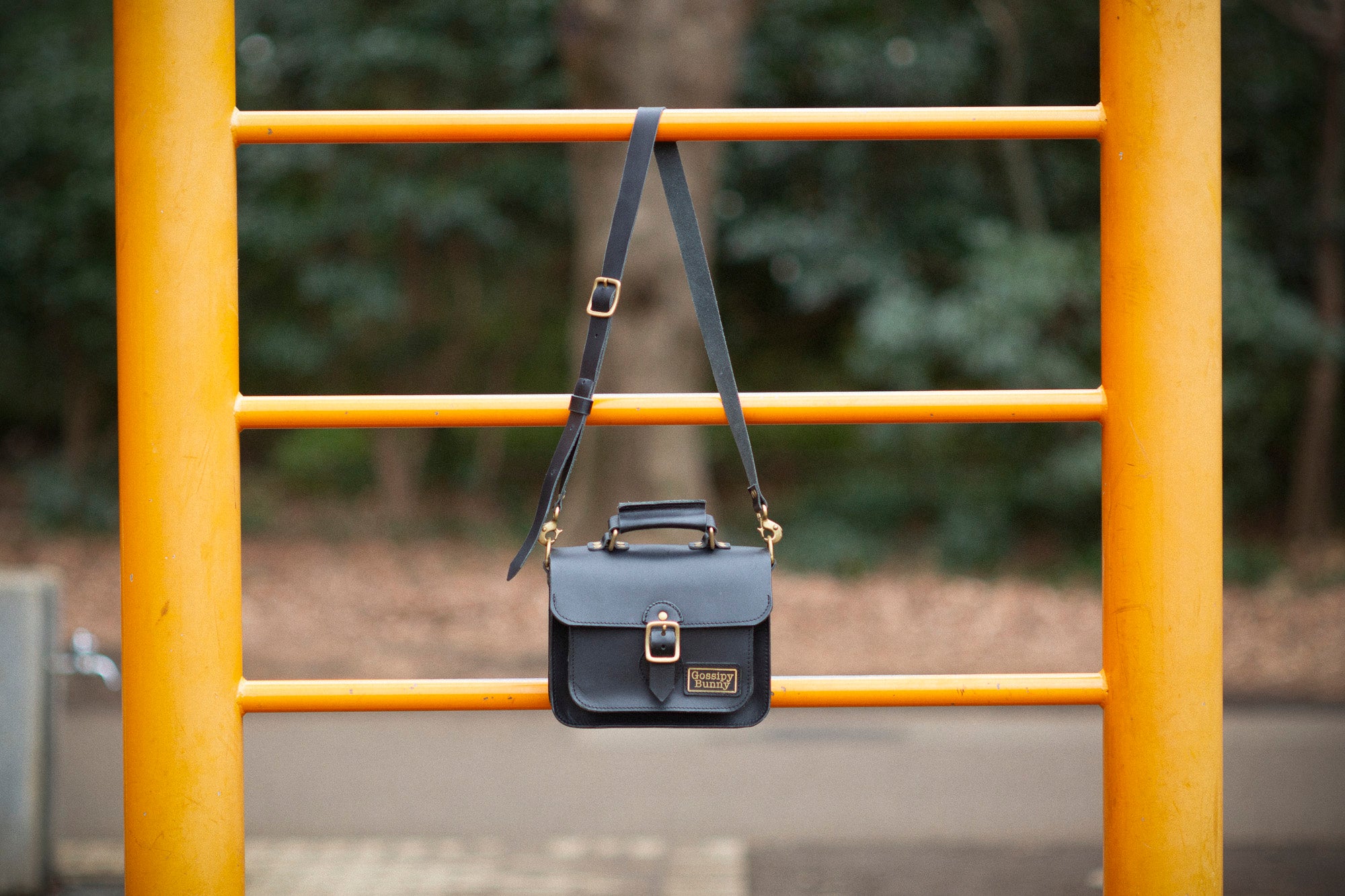 Roavan（ローバン）／RASWING（ラスウィング）／Gossipy Bunny（ゴシッピーバニー）のレザーバッグをモデルが実際に使用しているイメージ写真。日常の動きの中で、日本製ブランドの上質さと使う姿の美しさを表現したギャラリーカット。