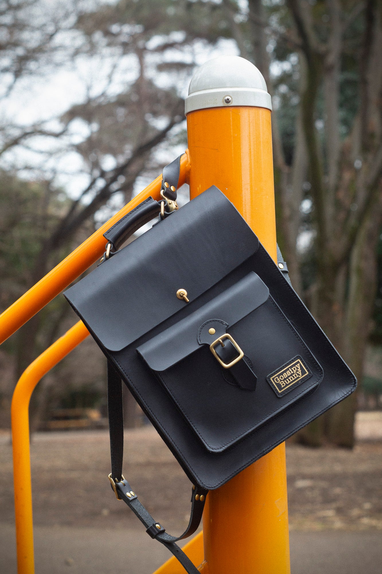 Roavan（ローバン）／RASWING（ラスウィング）／Gossipy Bunny（ゴシッピーバニー）のレザーバッグをモデルが実際に使用しているイメージ写真。日常の動きの中で、日本製ブランドの上質さと使う姿の美しさを表現したギャラリーカット。