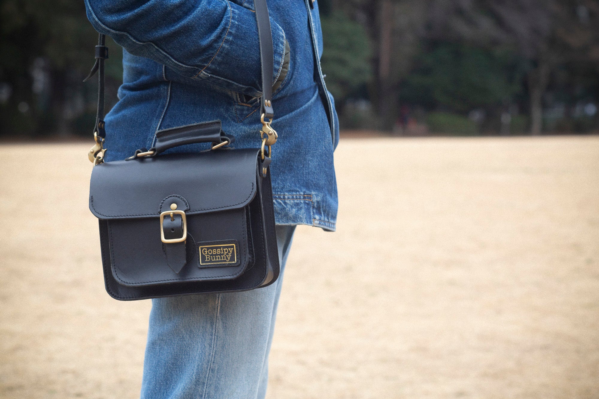 Roavan（ローバン）／RASWING（ラスウィング）／Gossipy Bunny（ゴシッピーバニー）のレザーバッグをモデルが実際に使用しているイメージ写真。日常の動きの中で、日本製ブランドの上質さと使う姿の美しさを表現したギャラリーカット。
