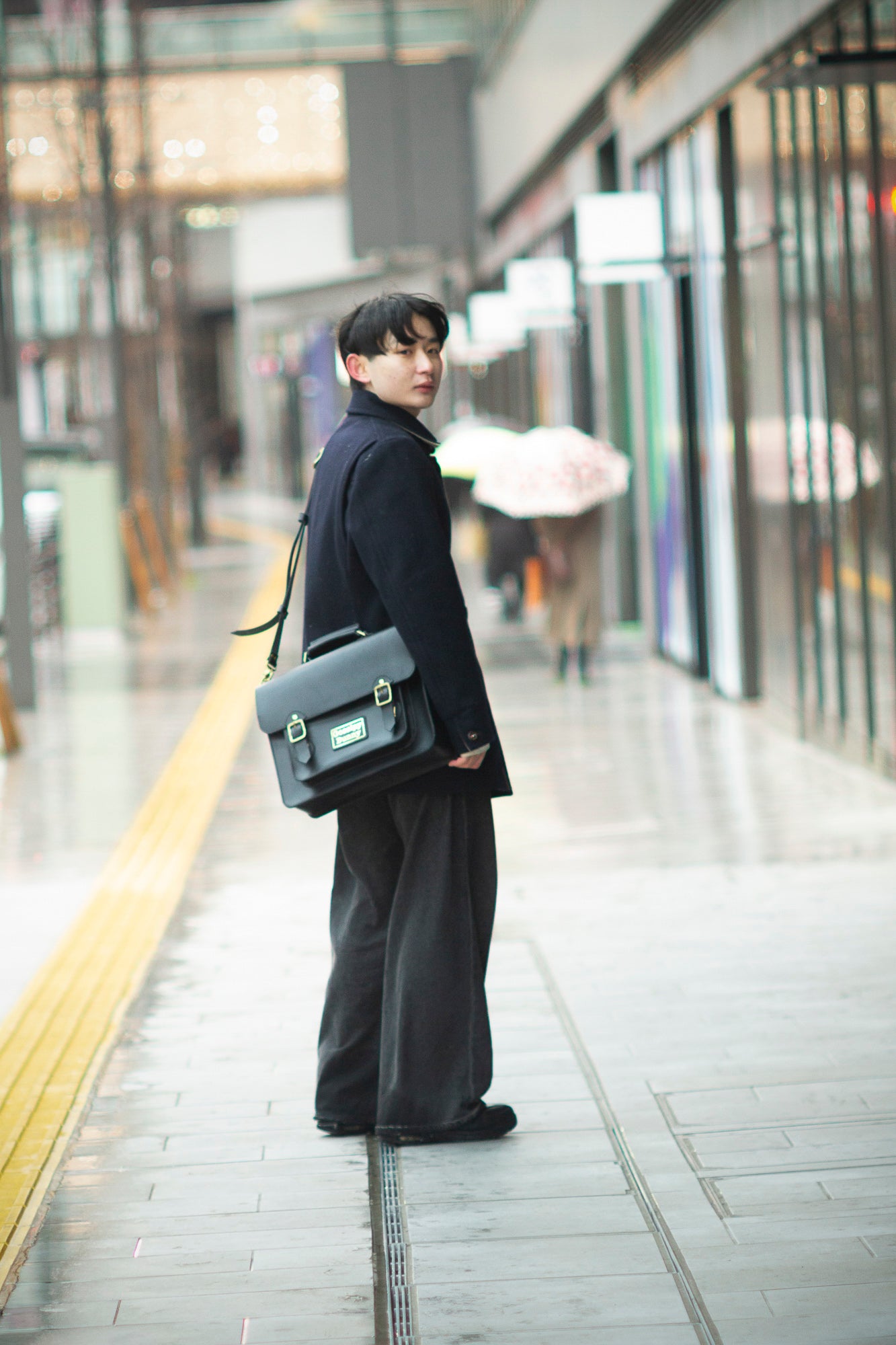 Roavan（ローバン）／RASWING（ラスウィング）／Gossipy Bunny（ゴシッピーバニー）のレザーバッグをモデルが実際に使用しているイメージ写真。日常の動きの中で、日本製ブランドの上質さと使う姿の美しさを表現したギャラリーカット。