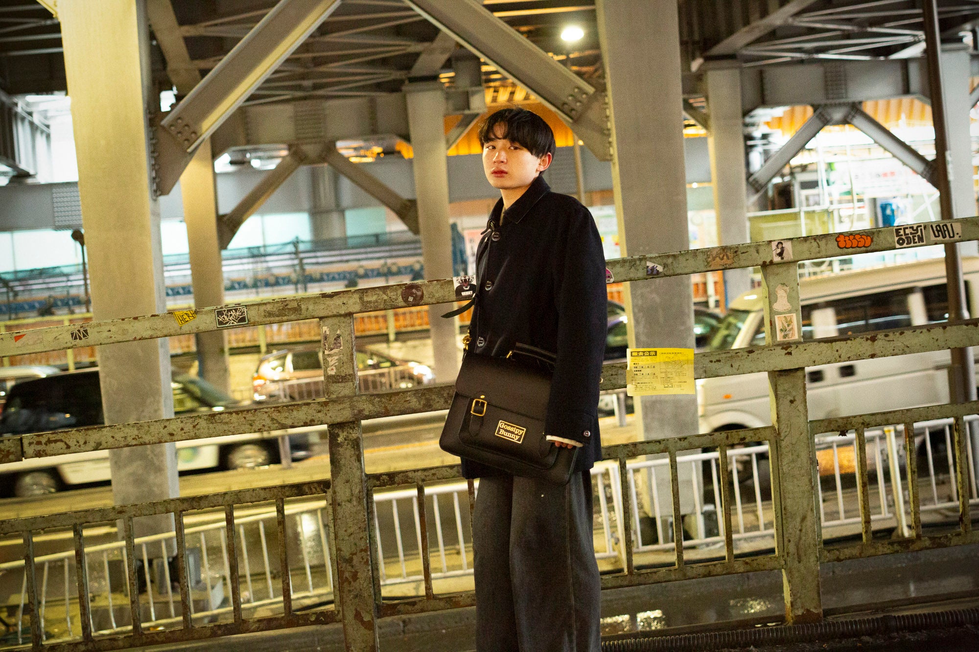 Roavan（ローバン）／RASWING（ラスウィング）／Gossipy Bunny（ゴシッピーバニー）のレザーバッグをモデルが実際に使用しているイメージ写真。日常の動きの中で、日本製ブランドの上質さと使う姿の美しさを表現したギャラリーカット。