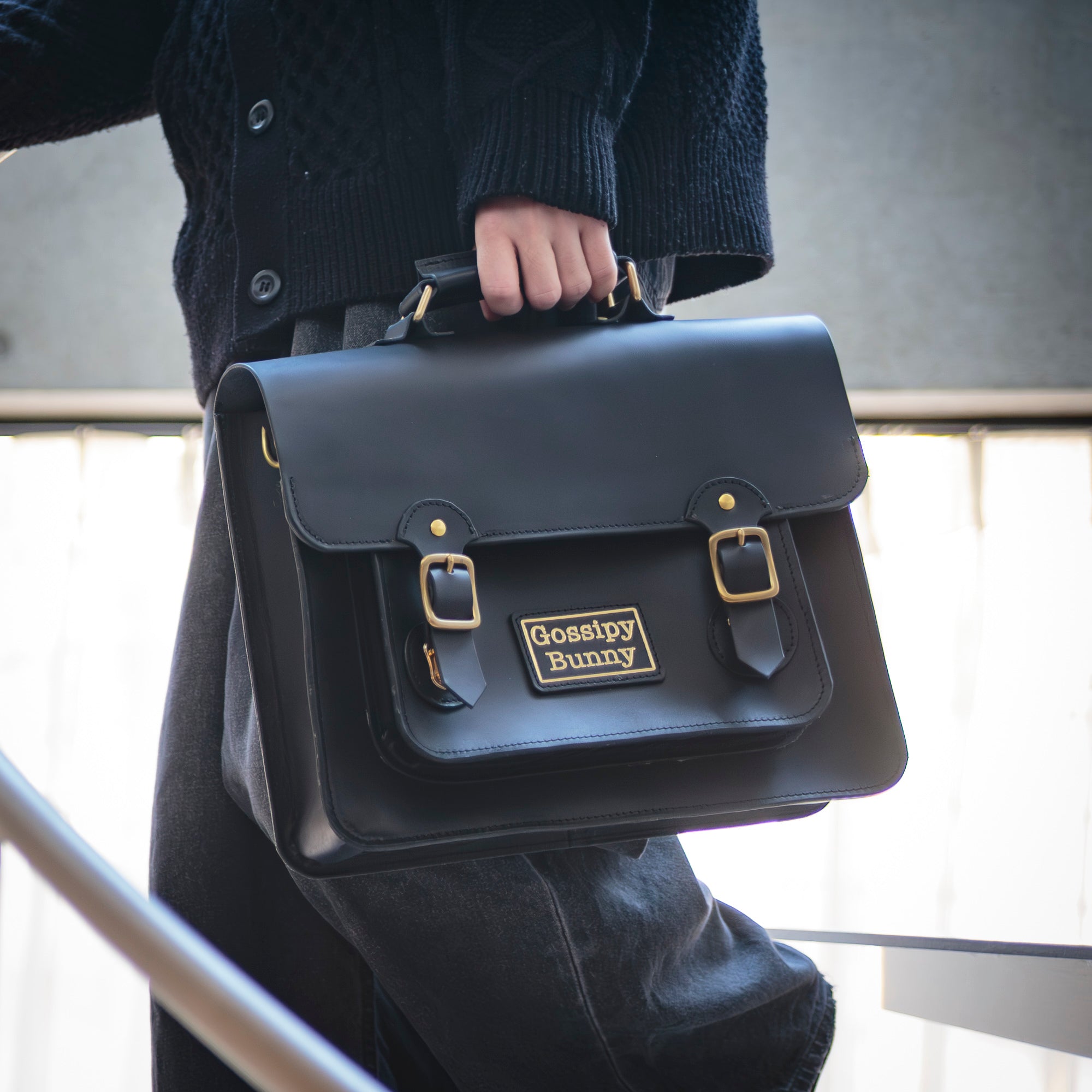 Roavan（ローバン）／RASWING（ラスウィング）／Gossipy Bunny（ゴシッピーバニー）のレザーバッグをモデルが実際に使用しているイメージ写真。日常の動きの中で、日本製ブランドの上質さと使う姿の美しさを表現したギャラリーカット。