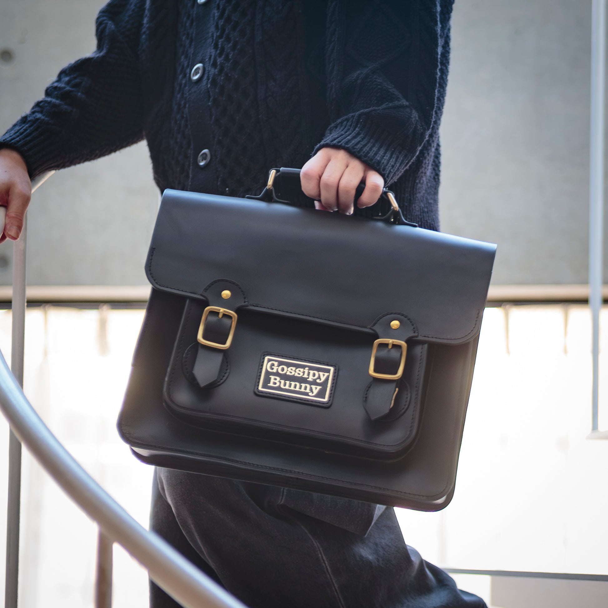 Roavan（ローバン）／RASWING（ラスウィング）／Gossipy Bunny（ゴシッピーバニー）のレザーバッグをモデルが実際に使用しているイメージ写真。日常の動きの中で、日本製ブランドの上質さと使う姿の美しさを表現したギャラリーカット。
