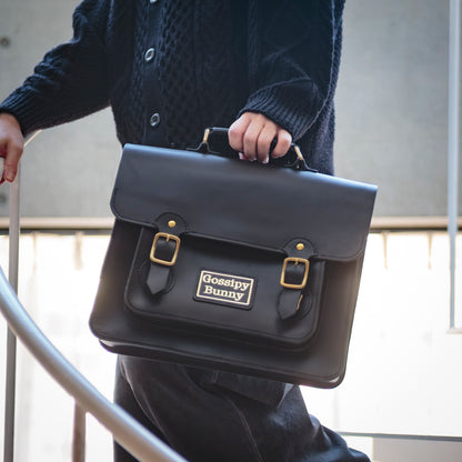 Roavan（ローバン）／RASWING（ラスウィング）／Gossipy Bunny（ゴシッピーバニー）のレザーバッグをモデルが実際に使用しているイメージ写真。日常の動きの中で、日本製ブランドの上質さと使う姿の美しさを表現したギャラリーカット。