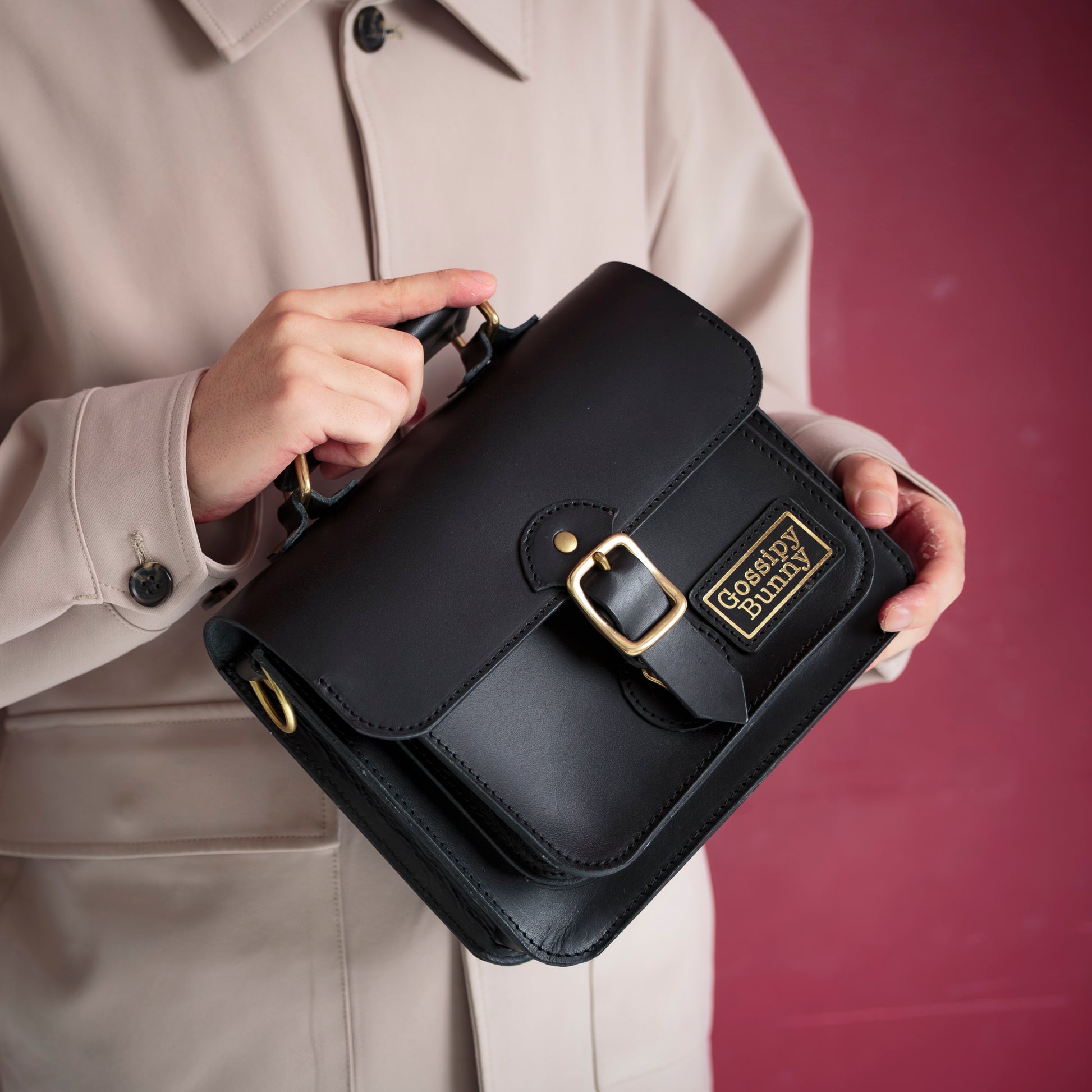 Roavan（ローバン）／RASWING（ラスウィング）／Gossipy Bunny（ゴシッピーバニー）のレザーバッグをモデルが実際に使用しているイメージ写真。日常の動きの中で、日本製ブランドの上質さと使う姿の美しさを表現したギャラリーカット。