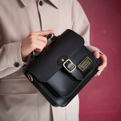 Roavan（ローバン）／RASWING（ラスウィング）／Gossipy Bunny（ゴシッピーバニー）のレザーバッグをモデルが実際に使用しているイメージ写真。日常の動きの中で、日本製ブランドの上質さと使う姿の美しさを表現したギャラリーカット。