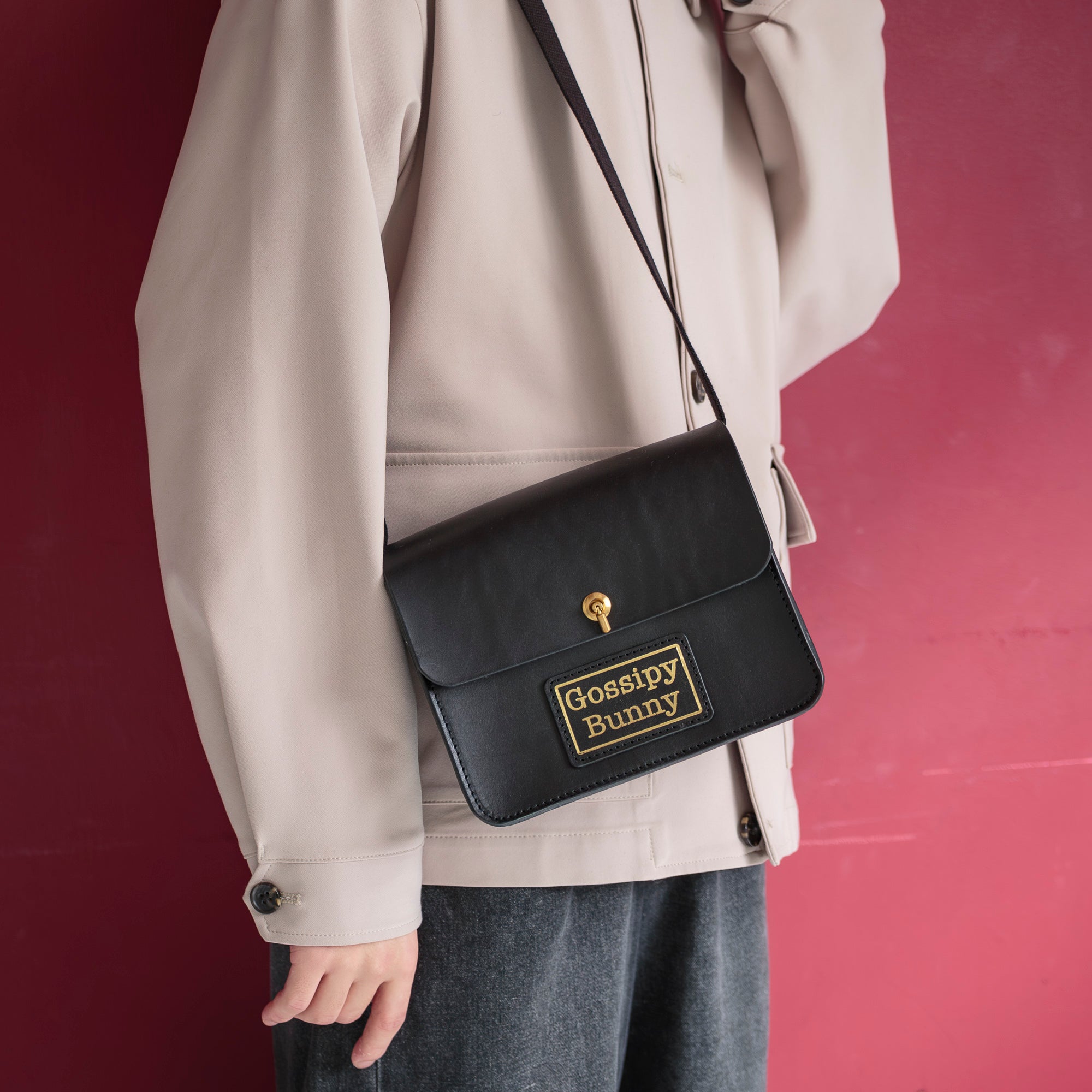 Roavan（ローバン）／RASWING（ラスウィング）／Gossipy Bunny（ゴシッピーバニー）のレザーバッグをモデルが実際に使用しているイメージ写真。日常の動きの中で、日本製ブランドの上質さと使う姿の美しさを表現したギャラリーカット。