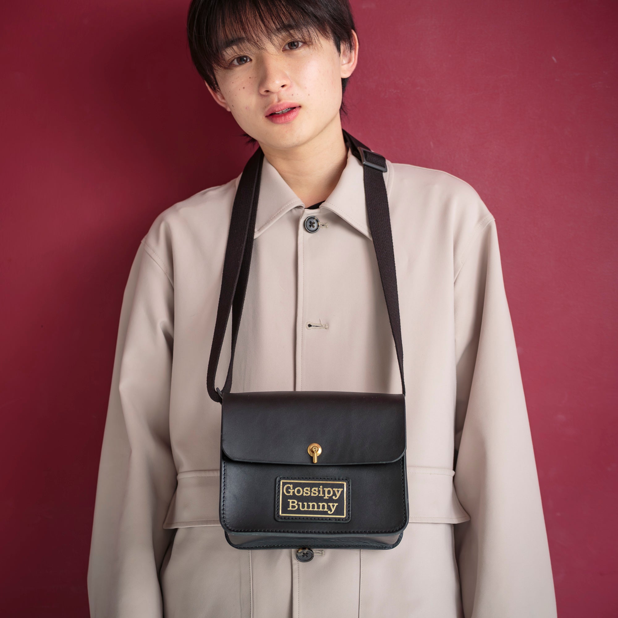 Roavan（ローバン）／RASWING（ラスウィング）／Gossipy Bunny（ゴシッピーバニー）のレザーバッグをモデルが実際に使用しているイメージ写真。日常の動きの中で、日本製ブランドの上質さと使う姿の美しさを表現したギャラリーカット。