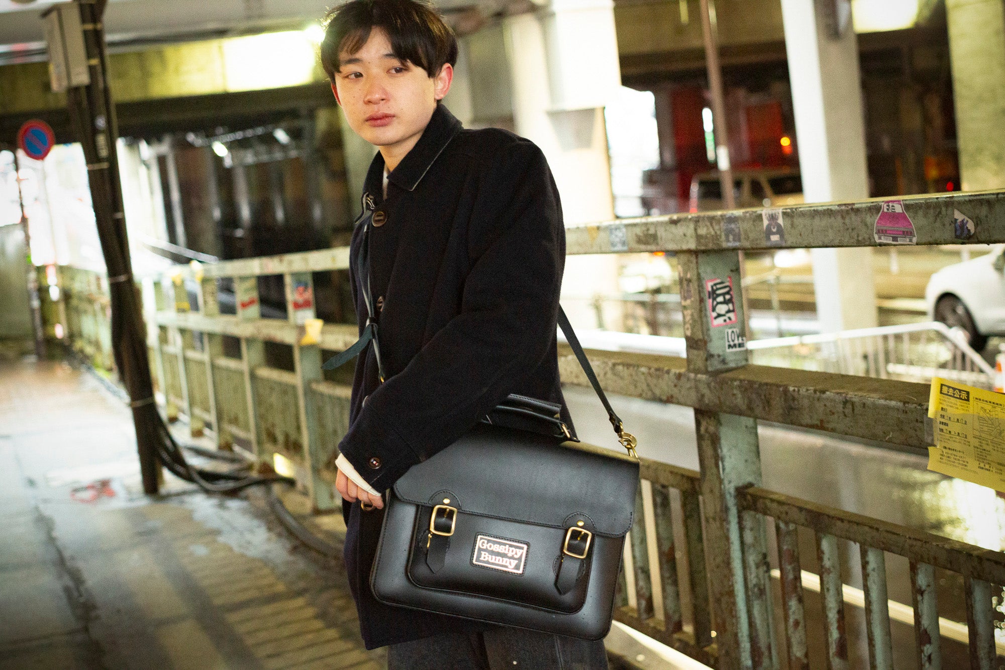 Roavan（ローバン）／RASWING（ラスウィング）／Gossipy Bunny（ゴシッピーバニー）のレザーバッグをモデルが実際に使用しているイメージ写真。日常の動きの中で、日本製ブランドの上質さと使う姿の美しさを表現したギャラリーカット。