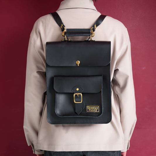 Roavan（ローバン）／RASWING（ラスウィング）／Gossipy Bunny（ゴシッピーバニー）のレザーバッグをモデルが実際に使用しているイメージ写真。日常の動きの中で、日本製ブランドの上質さと使う姿の美しさを表現したギャラリーカット。