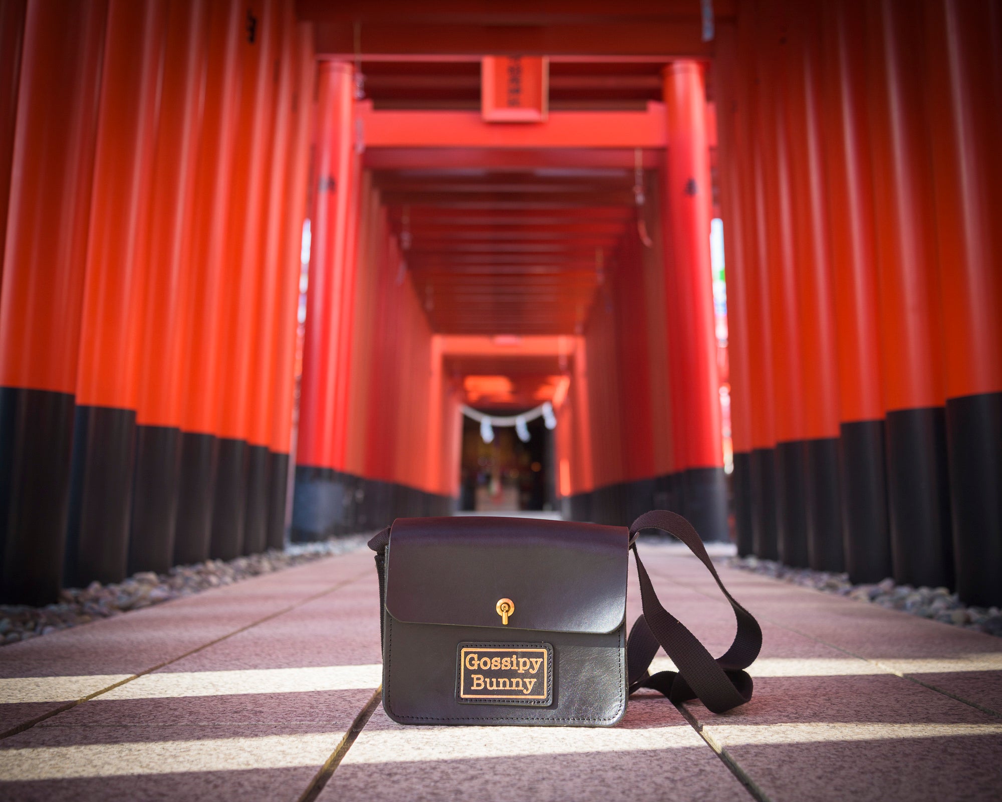 Roavan（ローバン）／RASWING（ラスウィング）／Gossipy Bunny（ゴシッピーバニー）のレザーバッグをモデルが実際に使用しているイメージ写真。日常の動きの中で、日本製ブランドの上質さと使う姿の美しさを表現したギャラリーカット。