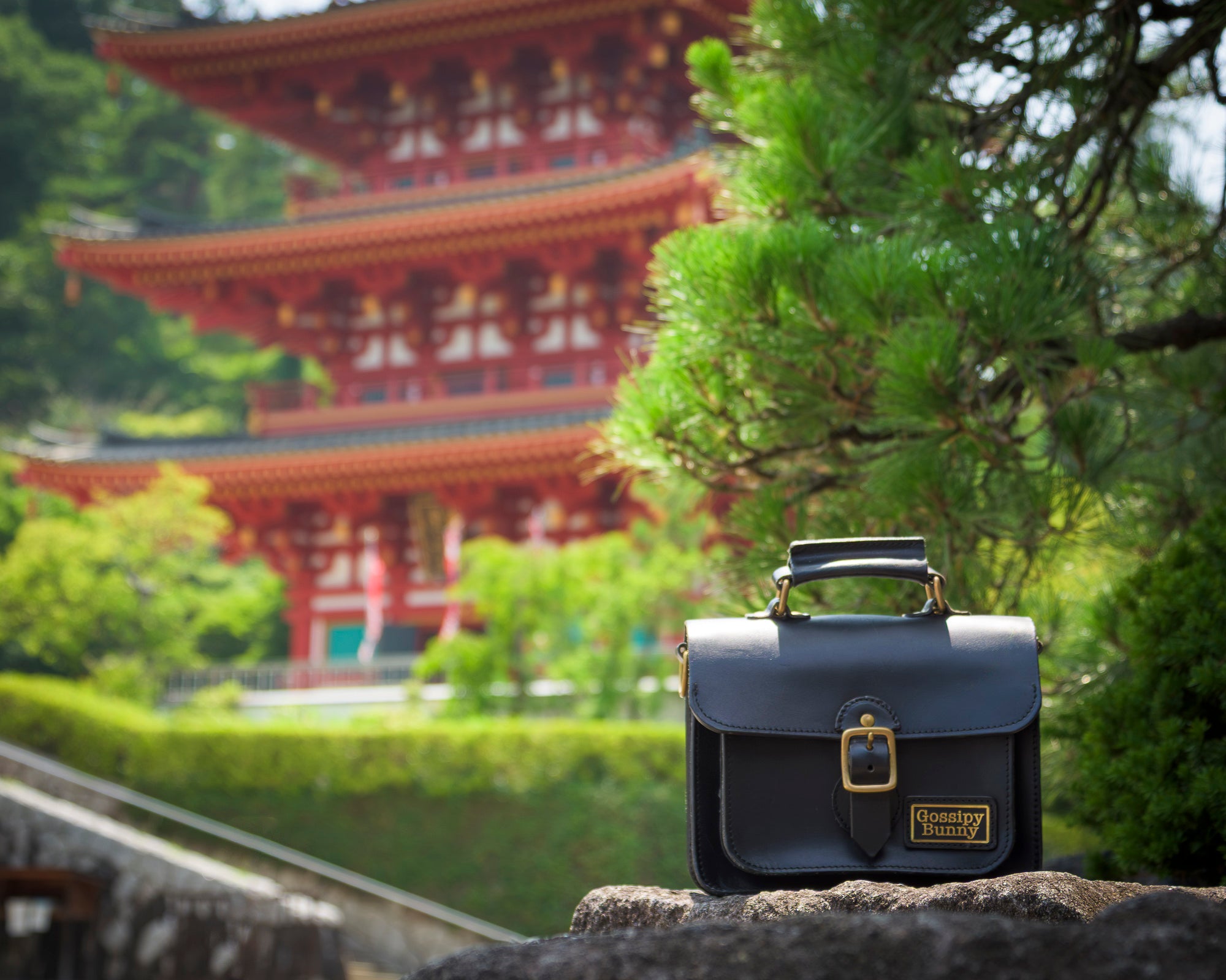 Roavan（ローバン）／RASWING（ラスウィング）／Gossipy Bunny（ゴシッピーバニー）のレザーバッグをモデルが実際に使用しているイメージ写真。日常の動きの中で、日本製ブランドの上質さと使う姿の美しさを表現したギャラリーカット。