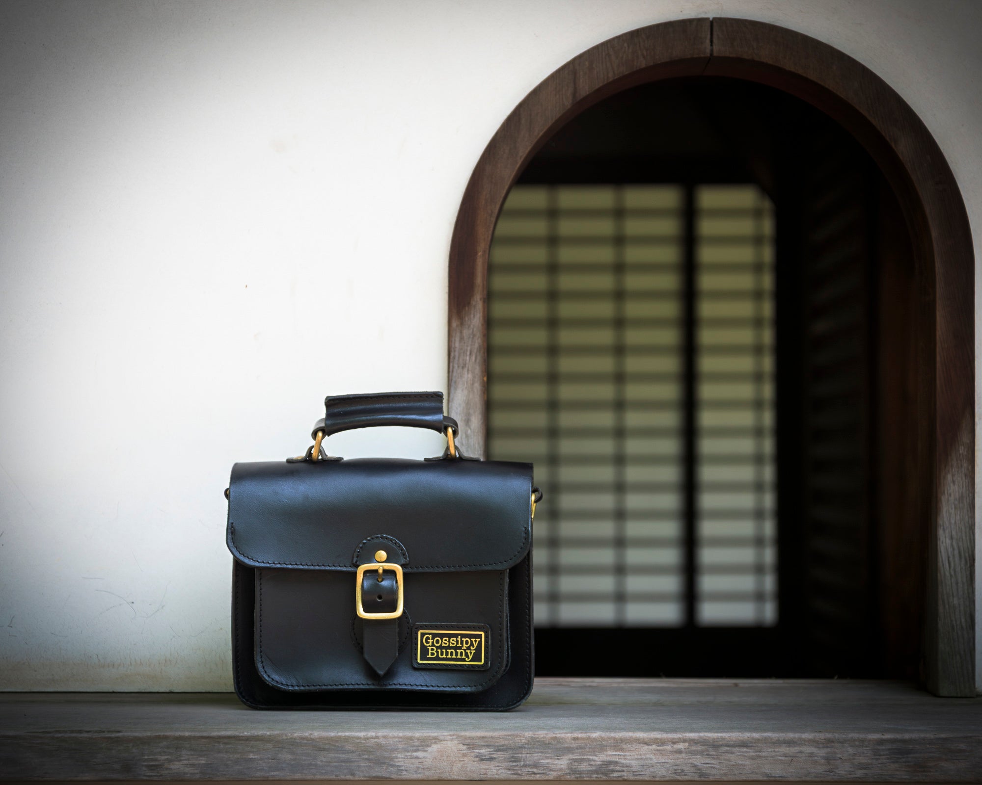 Roavan（ローバン）／RASWING（ラスウィング）／Gossipy Bunny（ゴシッピーバニー）のレザーバッグをモデルが実際に使用しているイメージ写真。日常の動きの中で、日本製ブランドの上質さと使う姿の美しさを表現したギャラリーカット。