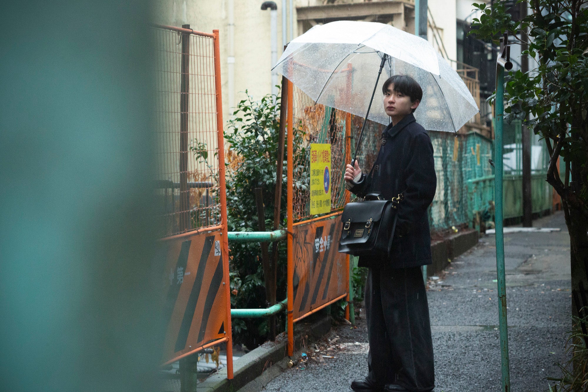 Roavan（ローバン）／RASWING（ラスウィング）／Gossipy Bunny（ゴシッピーバニー）のレザーバッグをモデルが実際に使用しているイメージ写真。日常の動きの中で、日本製ブランドの上質さと使う姿の美しさを表現したギャラリーカット。