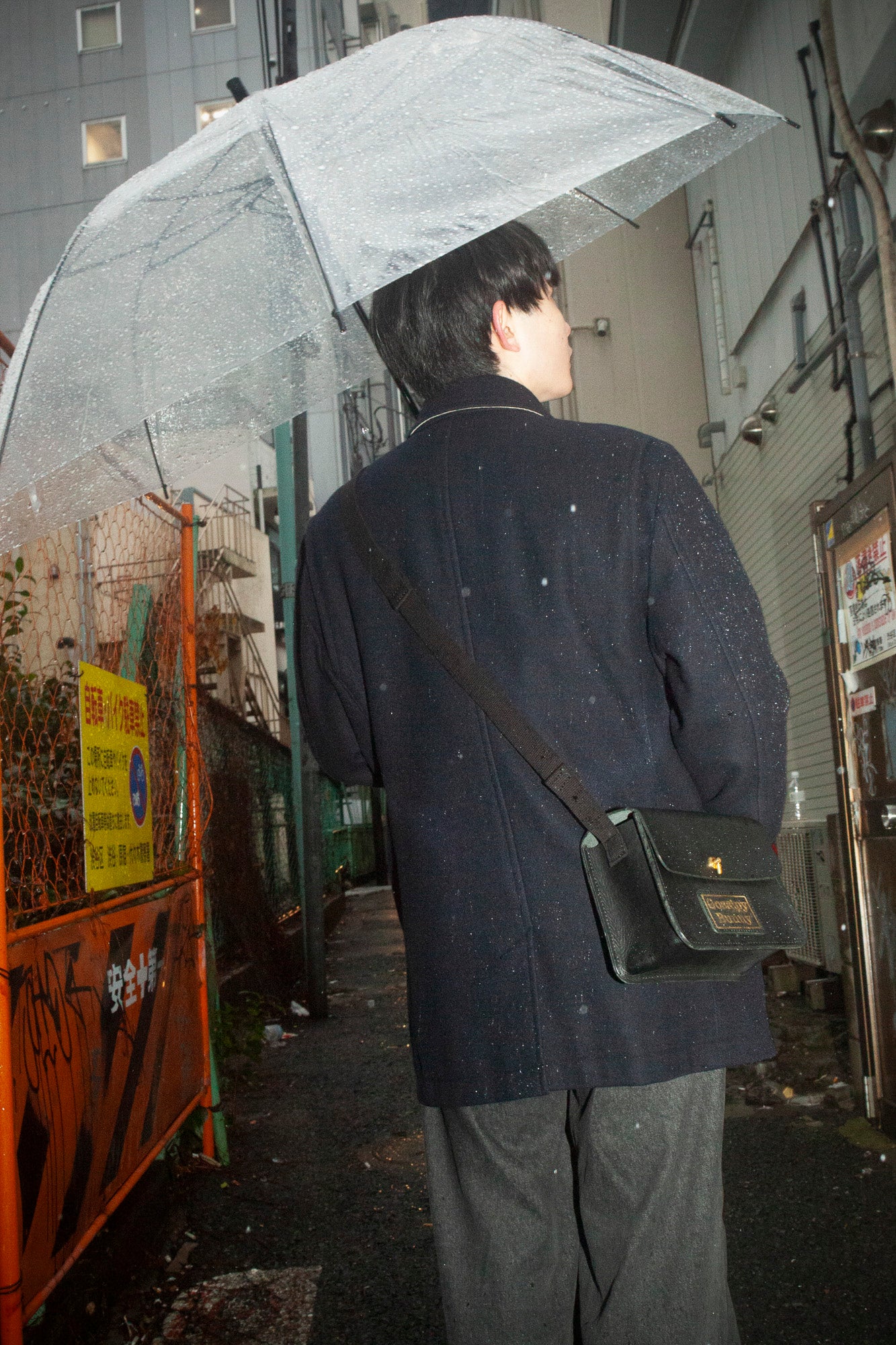 Roavan（ローバン）／RASWING（ラスウィング）／Gossipy Bunny（ゴシッピーバニー）のレザーバッグをモデルが実際に使用しているイメージ写真。日常の動きの中で、日本製ブランドの上質さと使う姿の美しさを表現したギャラリーカット。