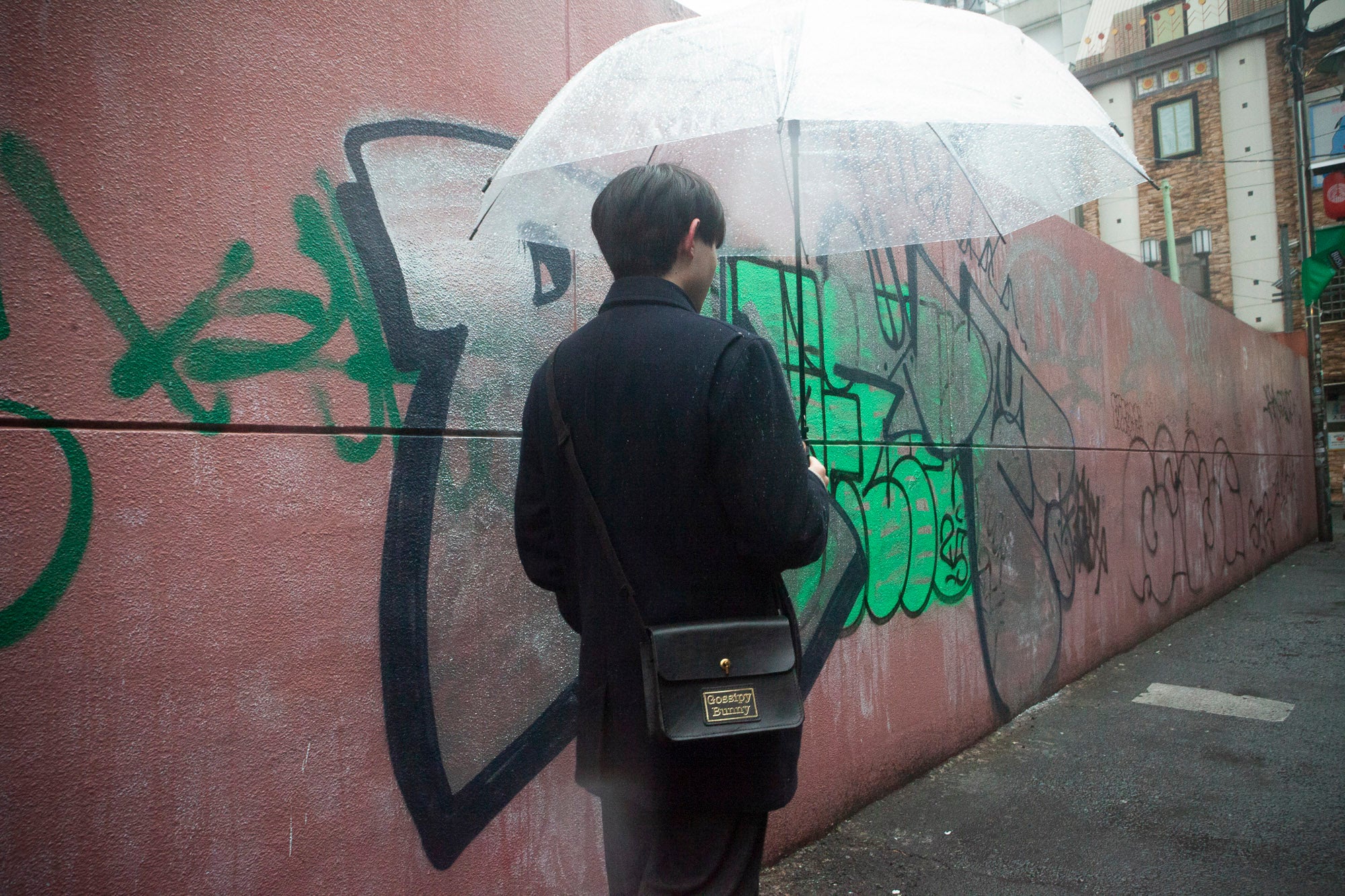 Roavan（ローバン）／RASWING（ラスウィング）／Gossipy Bunny（ゴシッピーバニー）のレザーバッグをモデルが実際に使用しているイメージ写真。日常の動きの中で、日本製ブランドの上質さと使う姿の美しさを表現したギャラリーカット。