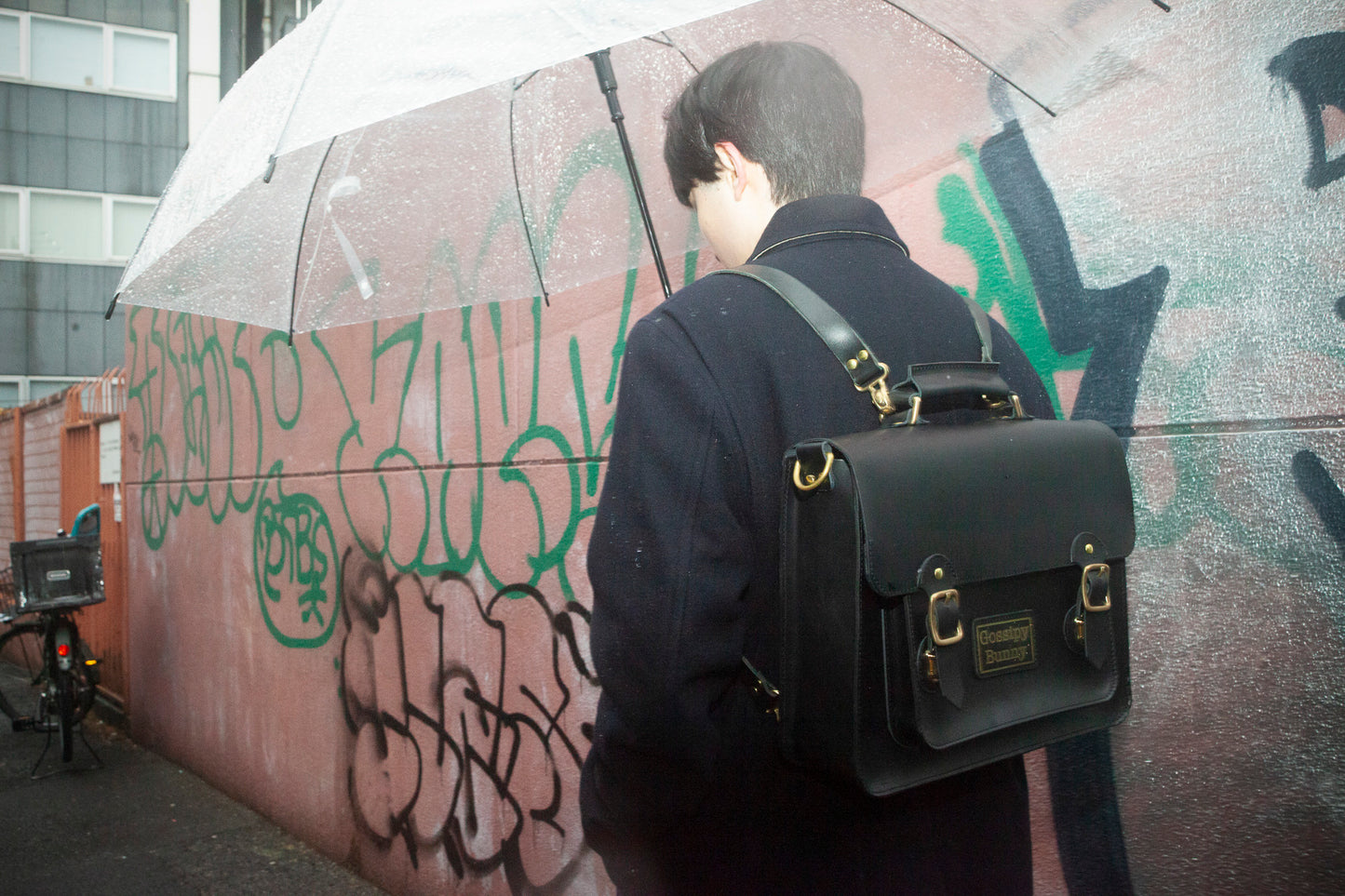 Roavan（ローバン）／RASWING（ラスウィング）／Gossipy Bunny（ゴシッピーバニー）のレザーバッグをモデルが実際に使用しているイメージ写真。日常の動きの中で、日本製ブランドの上質さと使う姿の美しさを表現したギャラリーカット。