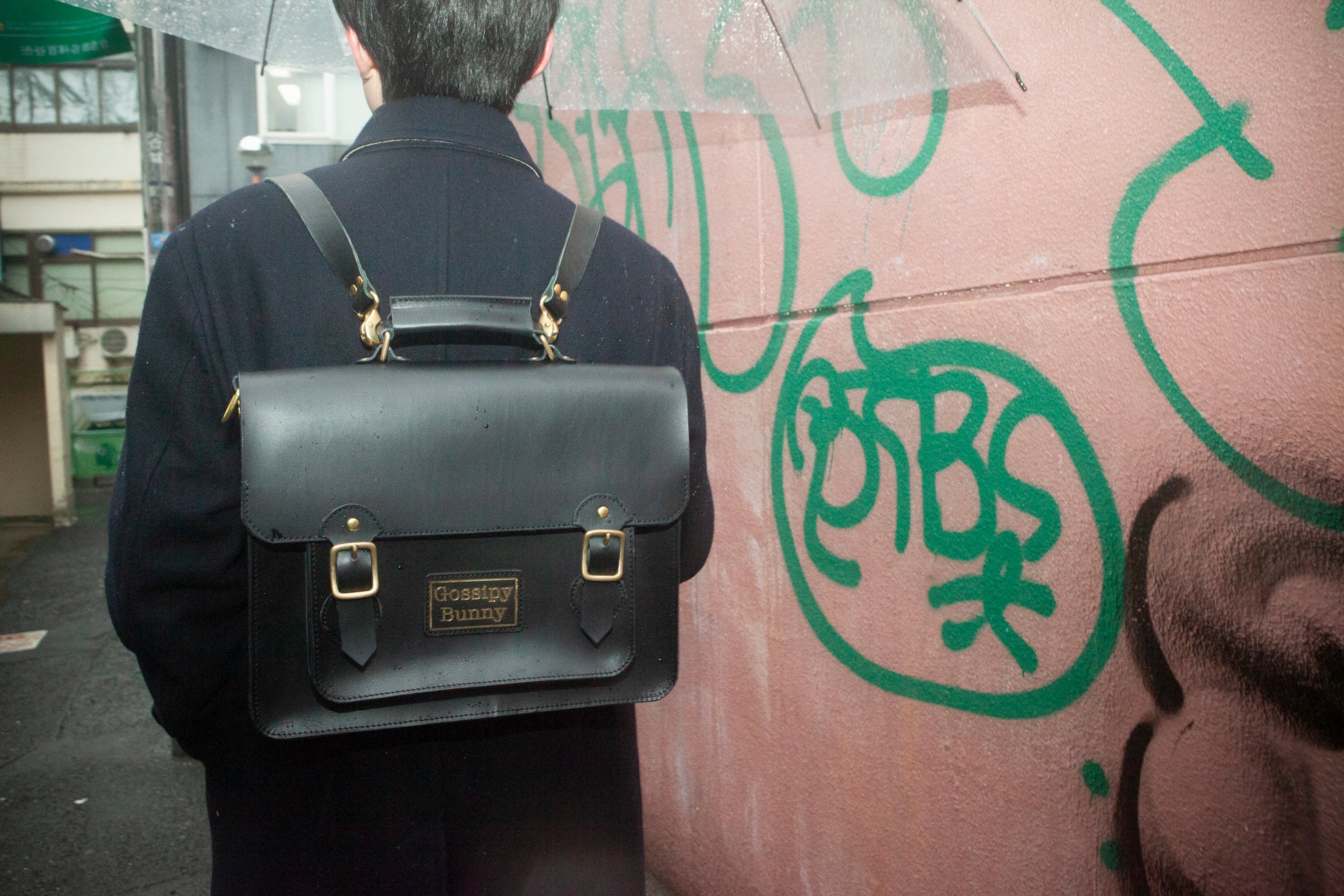 Roavan（ローバン）／RASWING（ラスウィング）／Gossipy Bunny（ゴシッピーバニー）のレザーバッグをモデルが実際に使用しているイメージ写真。日常の動きの中で、日本製ブランドの上質さと使う姿の美しさを表現したギャラリーカット。