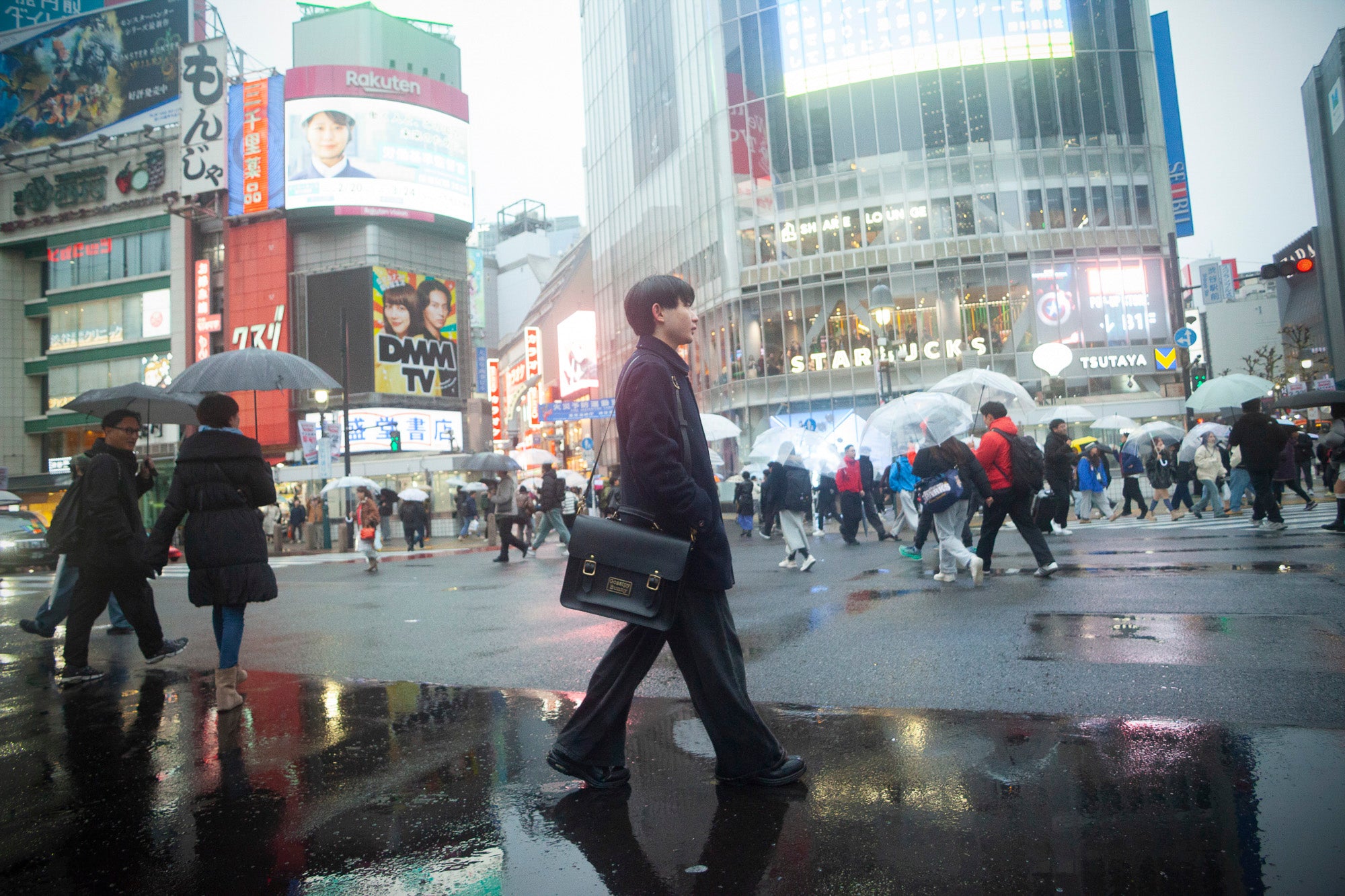 Roavan（ローバン）／RASWING（ラスウィング）／Gossipy Bunny（ゴシッピーバニー）のレザーバッグをモデルが実際に使用しているイメージ写真。日常の動きの中で、日本製ブランドの上質さと使う姿の美しさを表現したギャラリーカット。