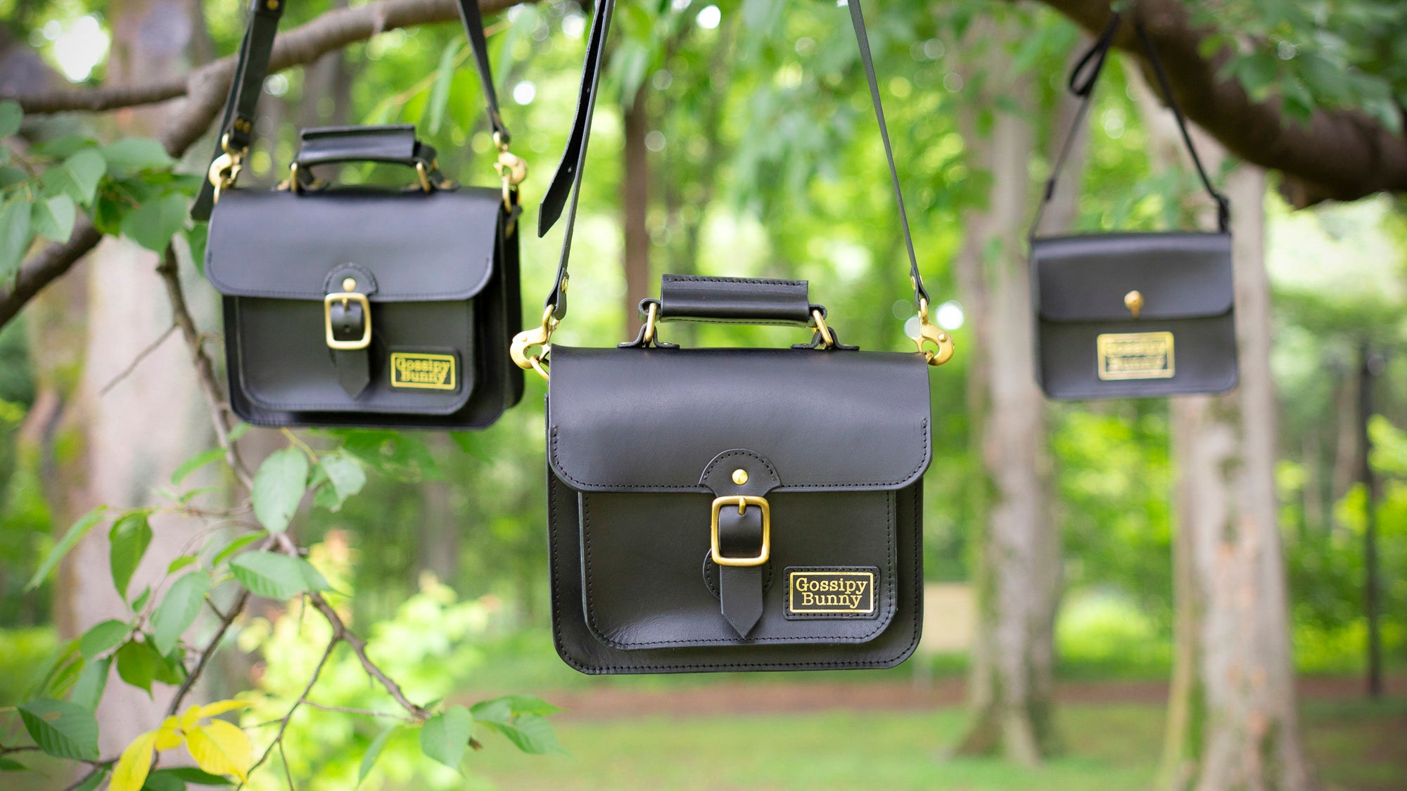 Roavan（ローバン）／RASWING（ラスウィング）／Gossipy Bunny（ゴシッピーバニー）のレザーバッグをモデルが実際に使用しているイメージ写真。日常の動きの中で、日本製ブランドの上質さと使う姿の美しさを表現したギャラリーカット。