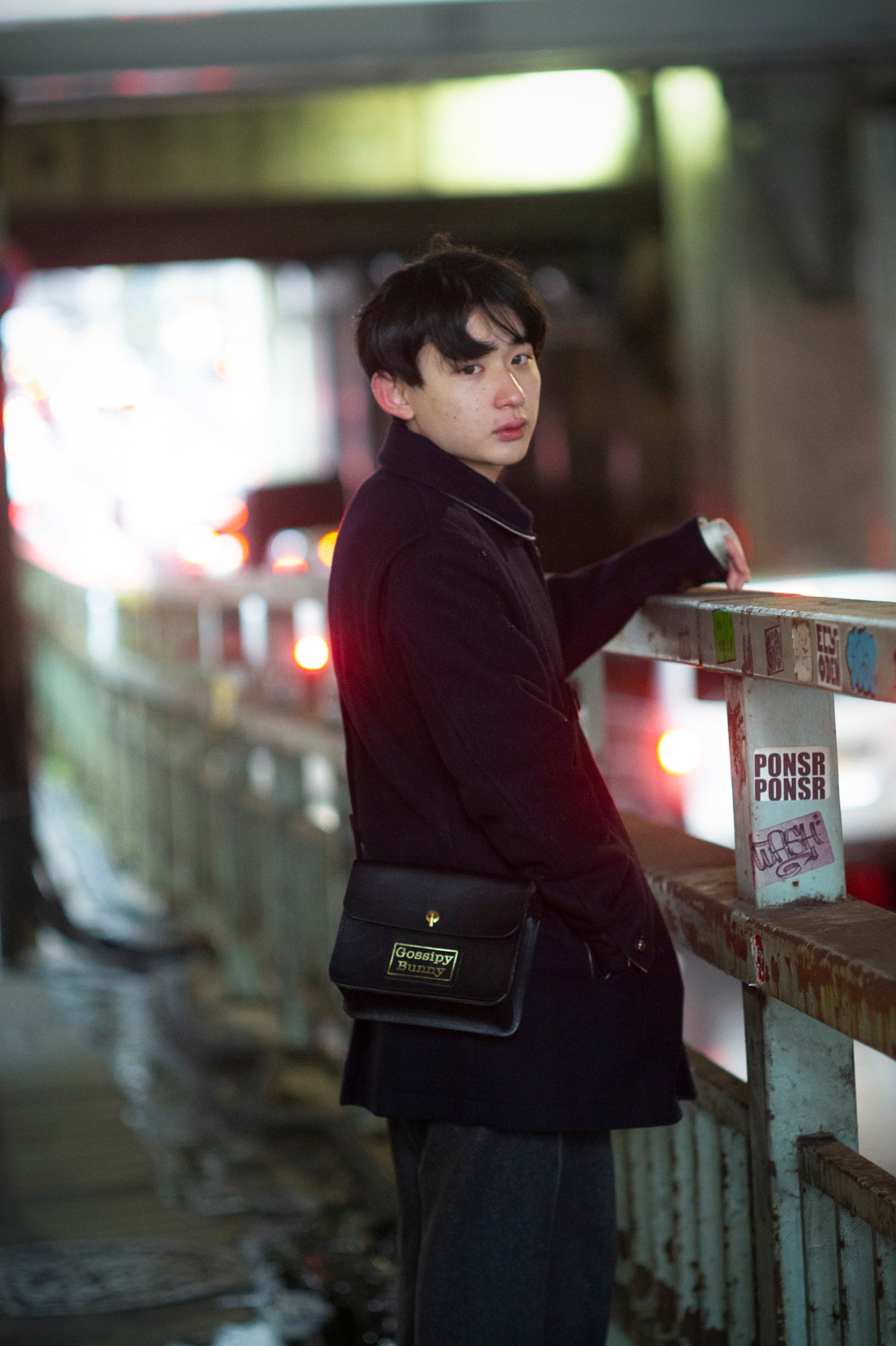 Roavan（ローバン）／RASWING（ラスウィング）／Gossipy Bunny（ゴシッピーバニー）のレザーバッグをモデルが実際に使用しているイメージ写真。日常の動きの中で、日本製ブランドの上質さと使う姿の美しさを表現したギャラリーカット。