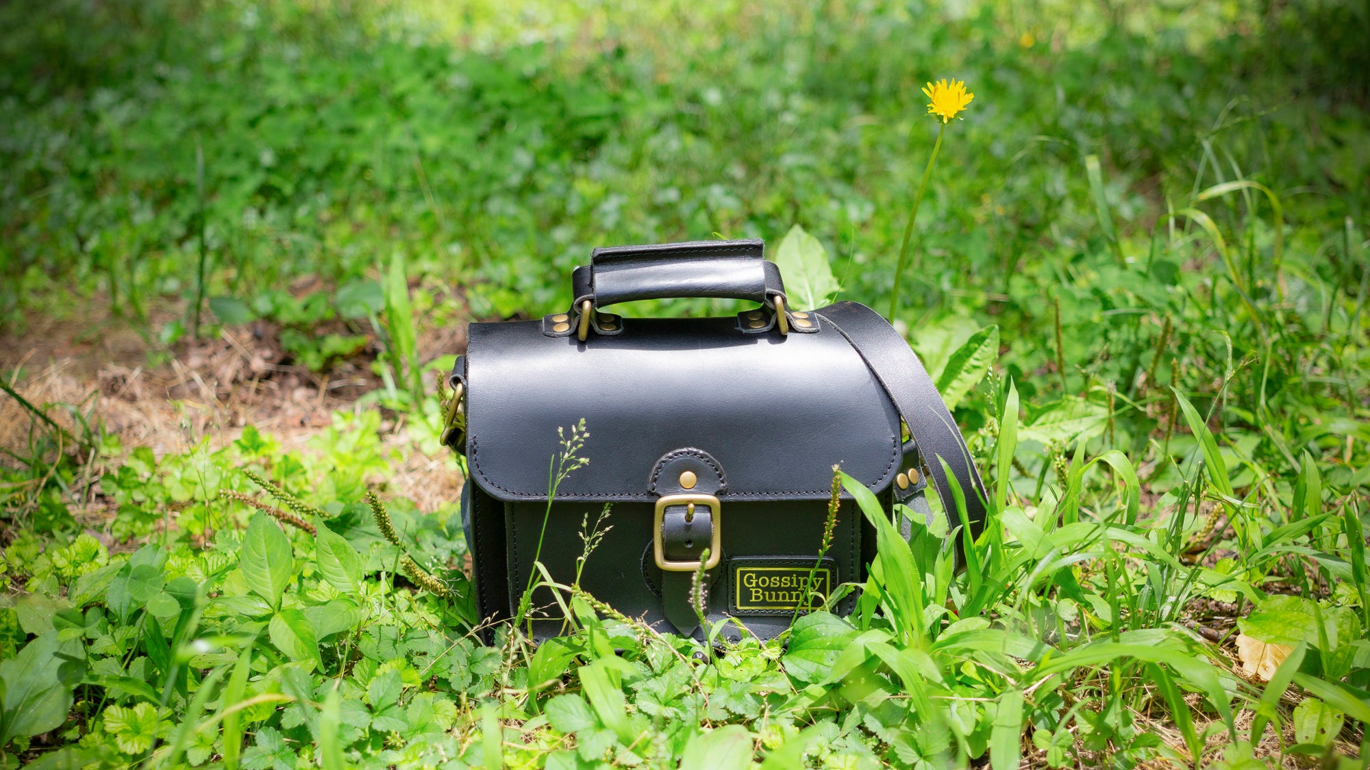 Roavan（ローバン）／RASWING（ラスウィング）／Gossipy Bunny（ゴシッピーバニー）のレザーバッグをモデルが実際に使用しているイメージ写真。日常の動きの中で、日本製ブランドの上質さと使う姿の美しさを表現したギャラリーカット。