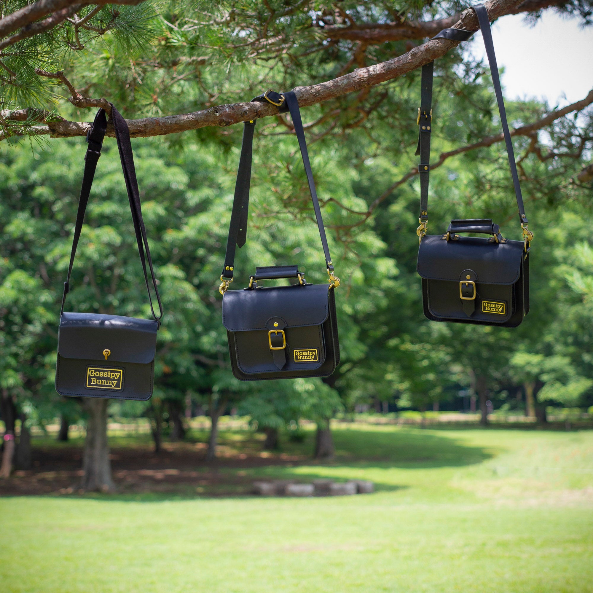 Roavan（ローバン）／RASWING（ラスウィング）／Gossipy Bunny（ゴシッピーバニー）のレザーバッグをモデルが実際に使用しているイメージ写真。日常の動きの中で、日本製ブランドの上質さと使う姿の美しさを表現したギャラリーカット。