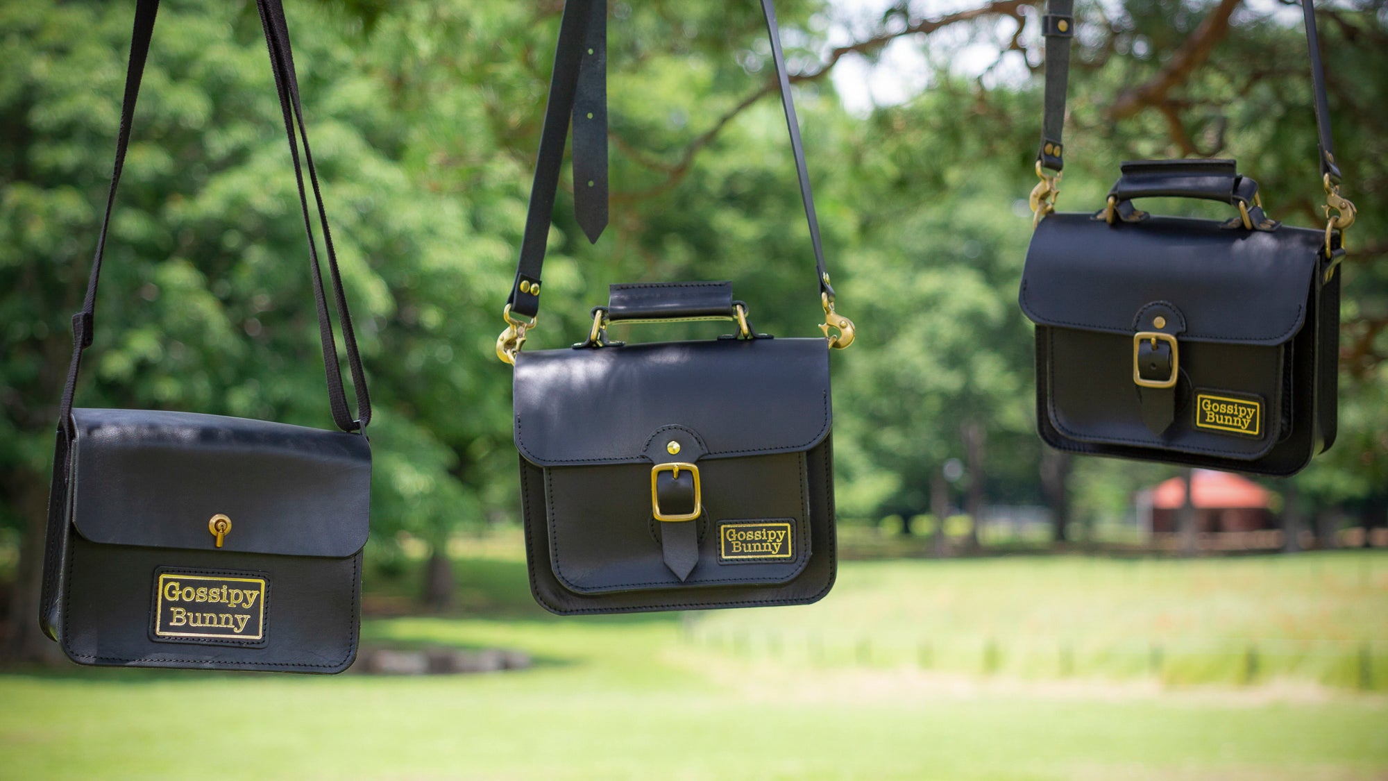 Roavan（ローバン）／RASWING（ラスウィング）／Gossipy Bunny（ゴシッピーバニー）のレザーバッグをモデルが実際に使用しているイメージ写真。日常の動きの中で、日本製ブランドの上質さと使う姿の美しさを表現したギャラリーカット。