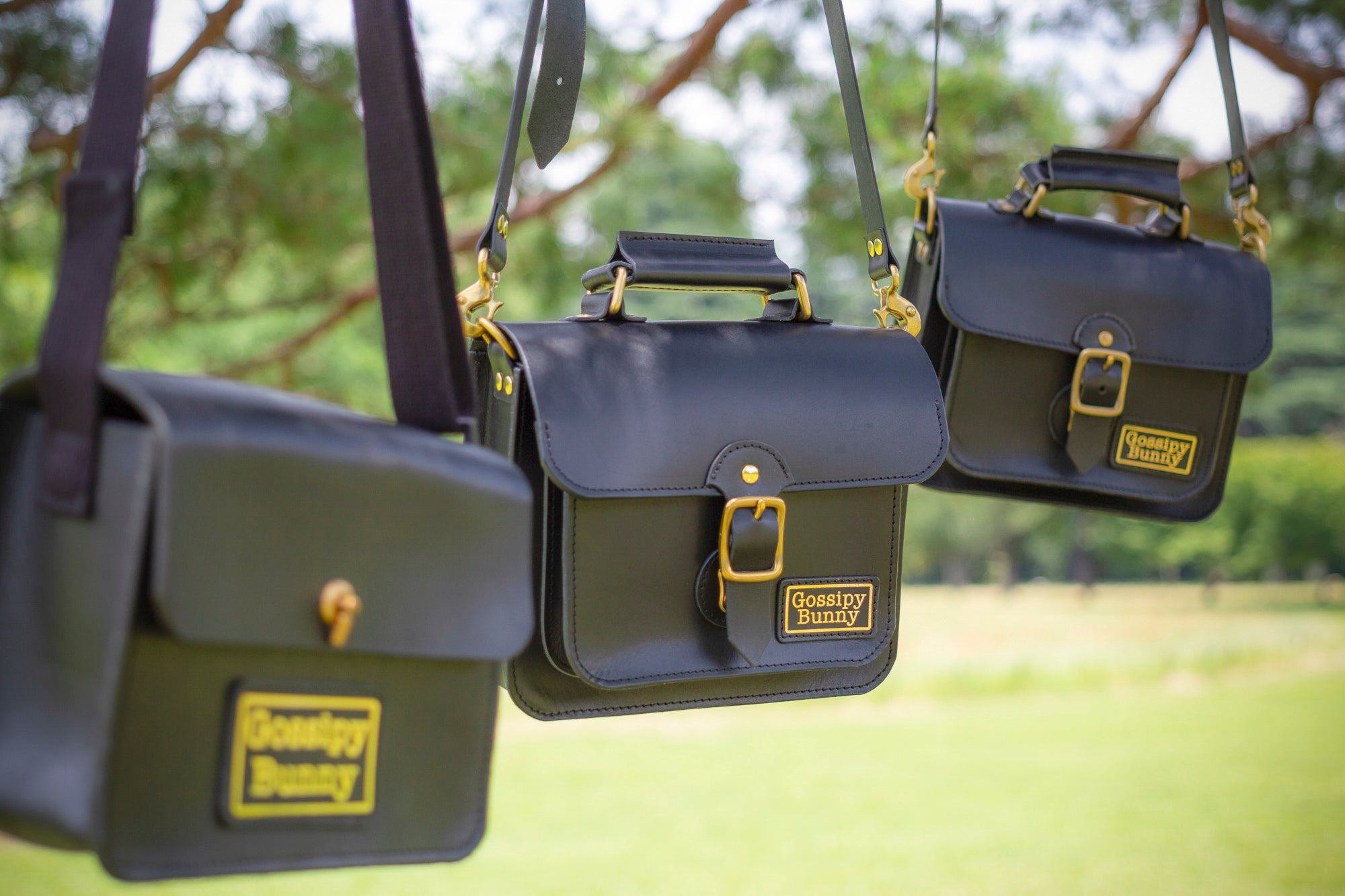 Roavan（ローバン）／RASWING（ラスウィング）／Gossipy Bunny（ゴシッピーバニー）のレザーバッグをモデルが実際に使用しているイメージ写真。日常の動きの中で、日本製ブランドの上質さと使う姿の美しさを表現したギャラリーカット。