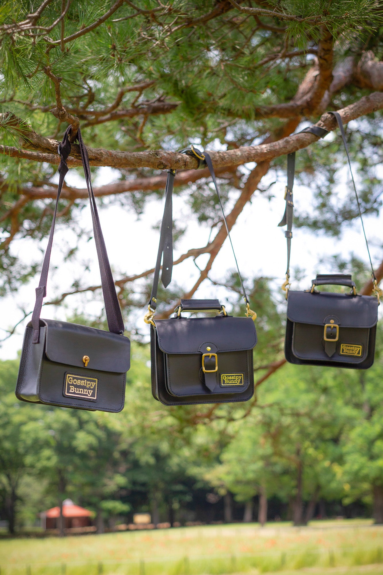 Roavan（ローバン）／RASWING（ラスウィング）／Gossipy Bunny（ゴシッピーバニー）のレザーバッグをモデルが実際に使用しているイメージ写真。日常の動きの中で、日本製ブランドの上質さと使う姿の美しさを表現したギャラリーカット。