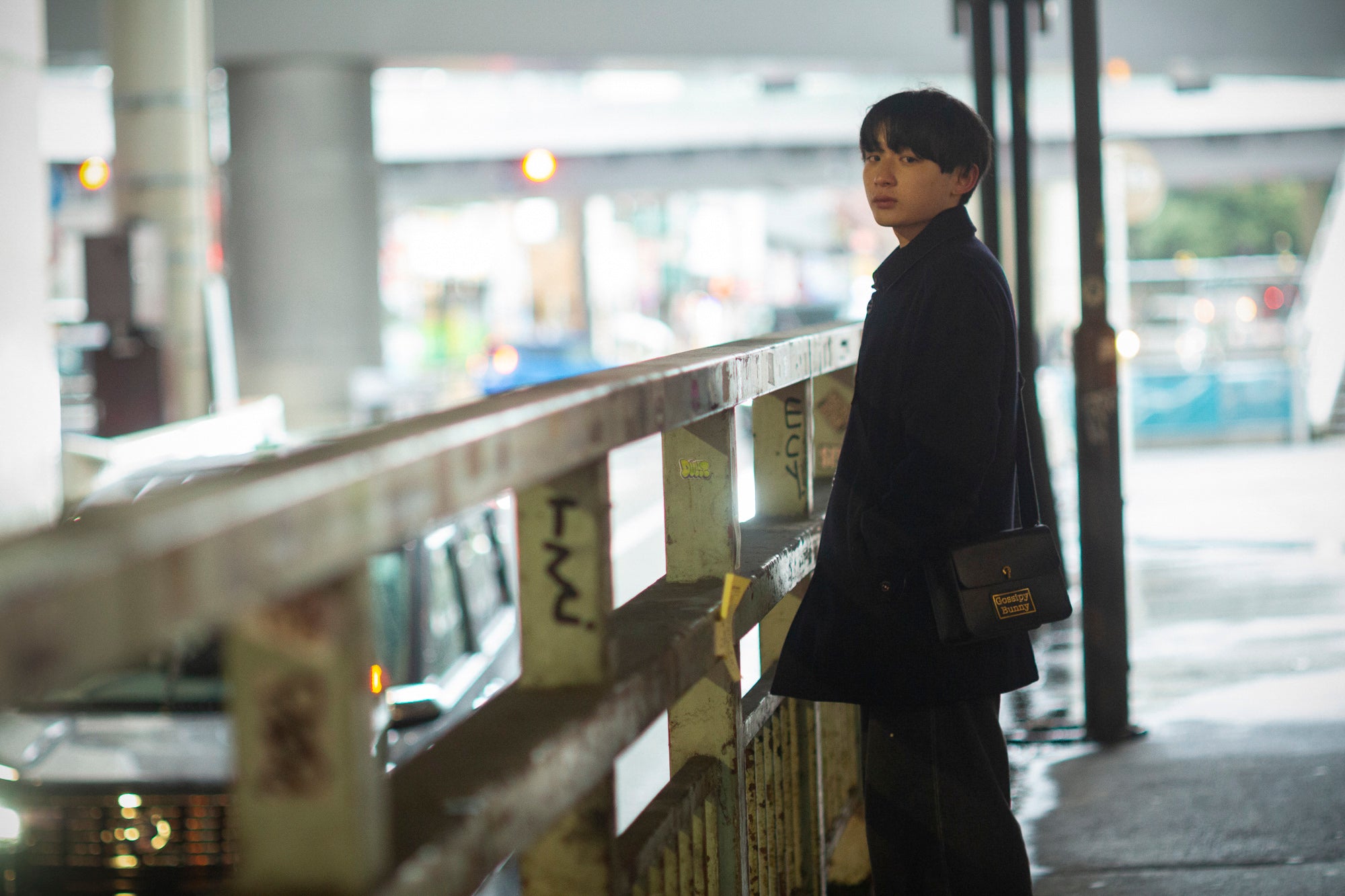 Roavan（ローバン）／RASWING（ラスウィング）／Gossipy Bunny（ゴシッピーバニー）のレザーバッグをモデルが実際に使用しているイメージ写真。日常の動きの中で、日本製ブランドの上質さと使う姿の美しさを表現したギャラリーカット。