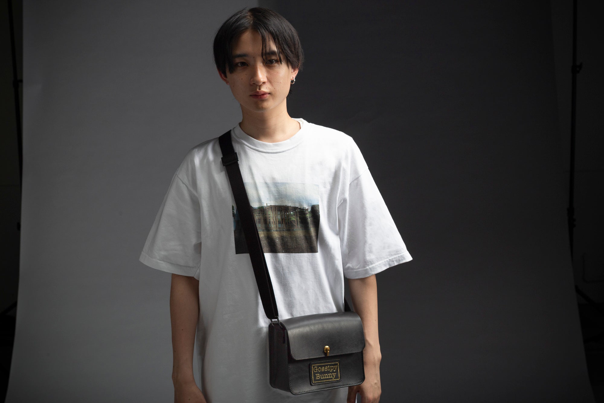 Roavan（ローバン）／RASWING（ラスウィング）／Gossipy Bunny（ゴシッピーバニー）のレザーバッグをモデルが実際に使用しているイメージ写真。日常の動きの中で、日本製ブランドの上質さと使う姿の美しさを表現したギャラリーカット。