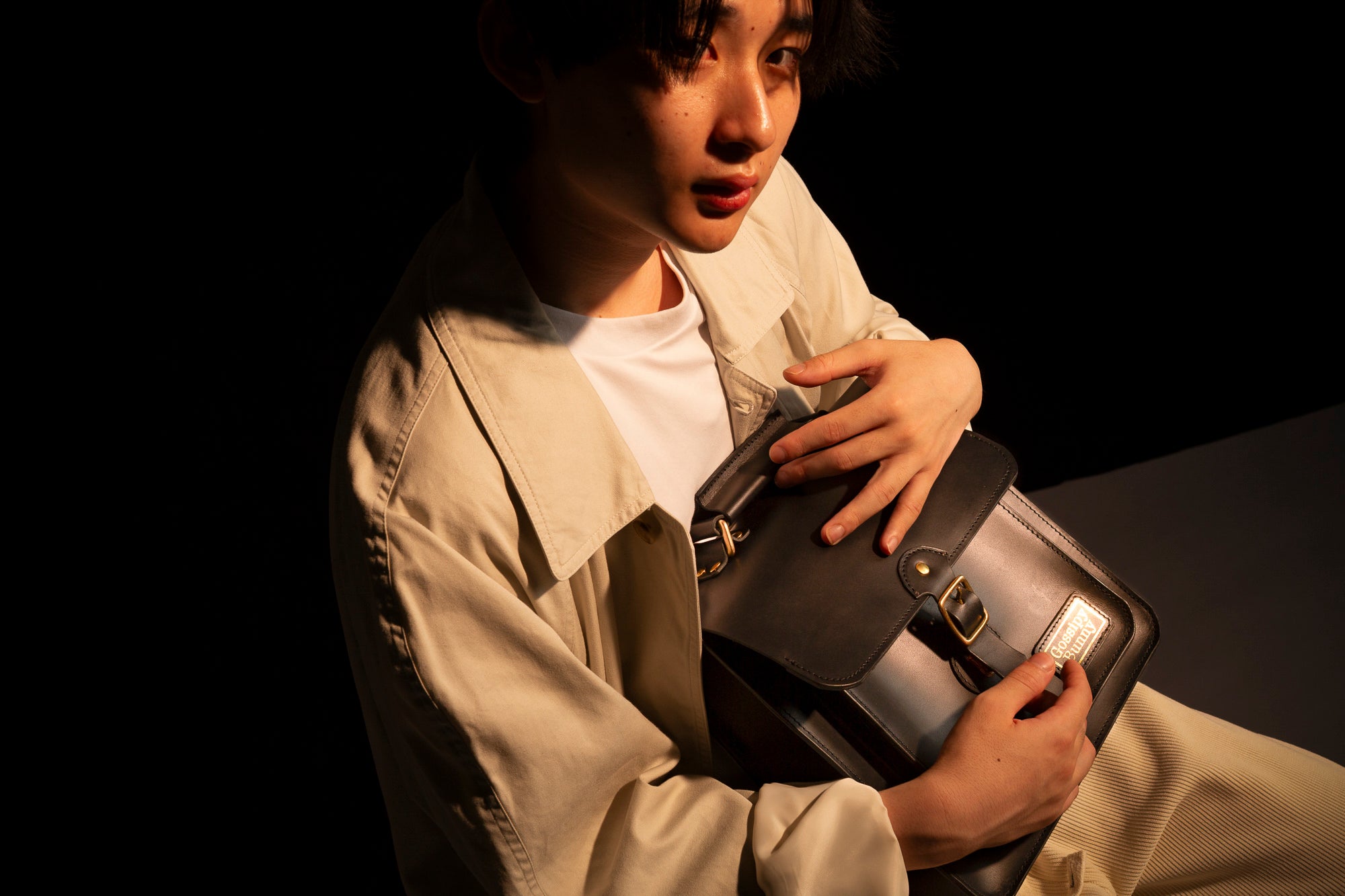 Roavan（ローバン）／RASWING（ラスウィング）／Gossipy Bunny（ゴシッピーバニー）のレザーバッグをモデルが実際に使用しているイメージ写真。日常の動きの中で、日本製ブランドの上質さと使う姿の美しさを表現したギャラリーカット。