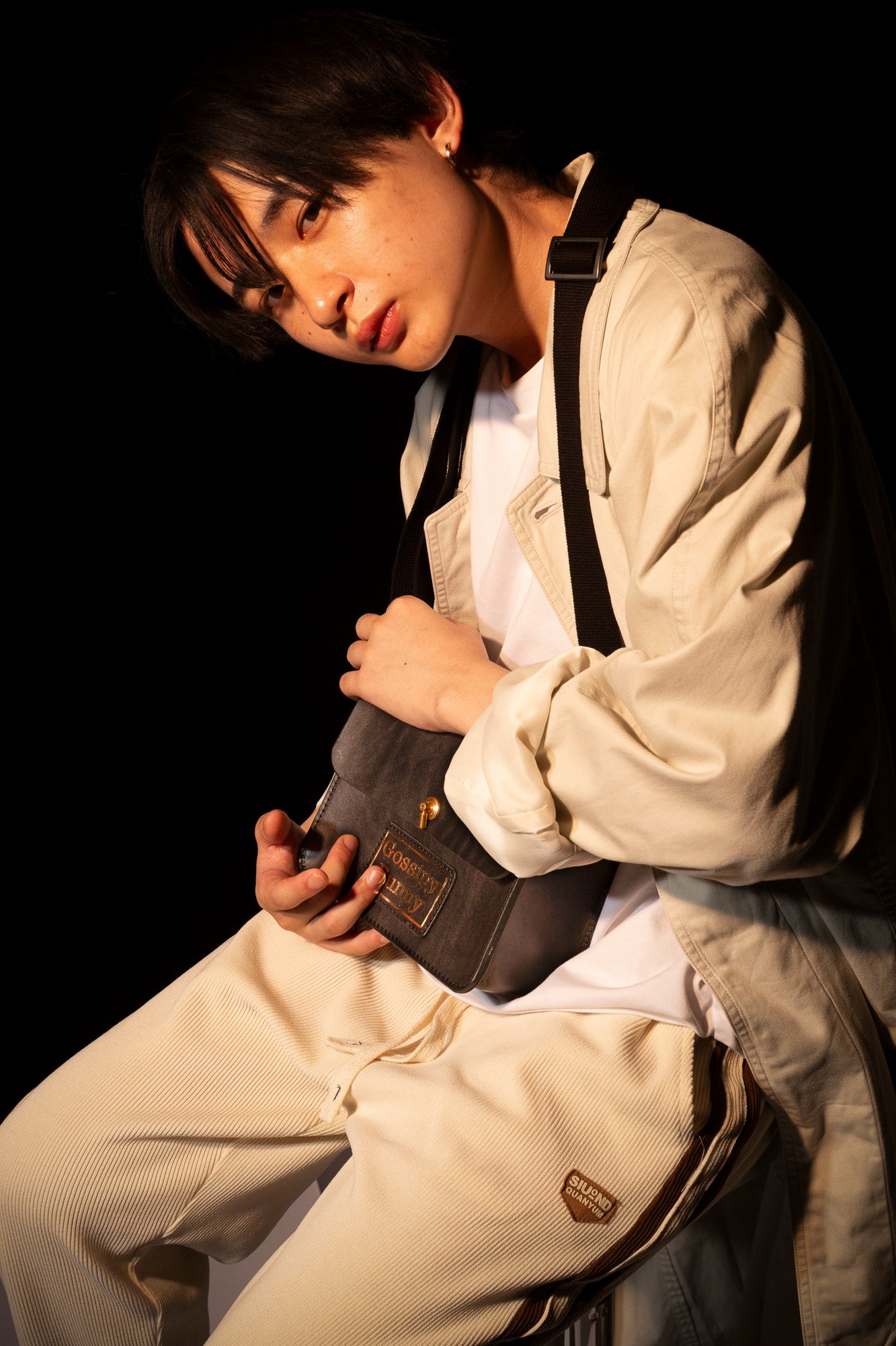 Roavan（ローバン）／RASWING（ラスウィング）／Gossipy Bunny（ゴシッピーバニー）のレザーバッグをモデルが実際に使用しているイメージ写真。日常の動きの中で、日本製ブランドの上質さと使う姿の美しさを表現したギャラリーカット。