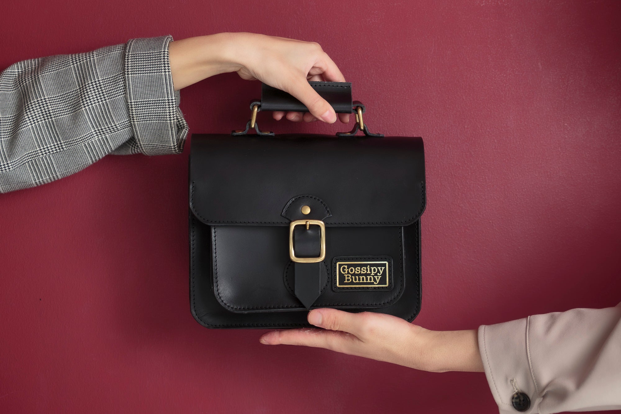 Roavan（ローバン）／RASWING（ラスウィング）／Gossipy Bunny（ゴシッピーバニー）のレザーバッグをモデルが実際に使用しているイメージ写真。日常の動きの中で、日本製ブランドの上質さと使う姿の美しさを表現したギャラリーカット。