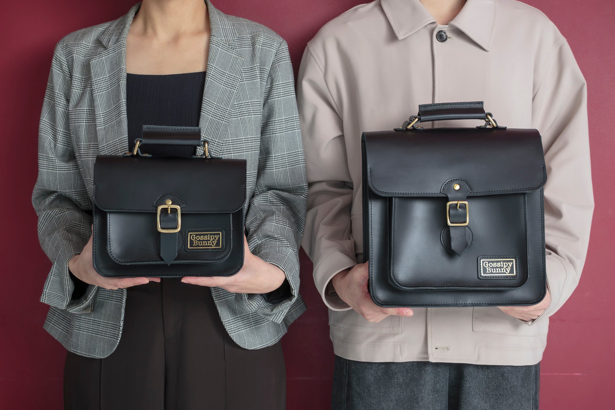 Roavan（ローバン）／RASWING（ラスウィング）／Gossipy Bunny（ゴシッピーバニー）のレザーバッグをモデルが実際に使用しているイメージ写真。日常の動きの中で、日本製ブランドの上質さと使う姿の美しさを表現したギャラリーカット。